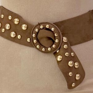 Arany színű szegecsekkel díszített gumis öv