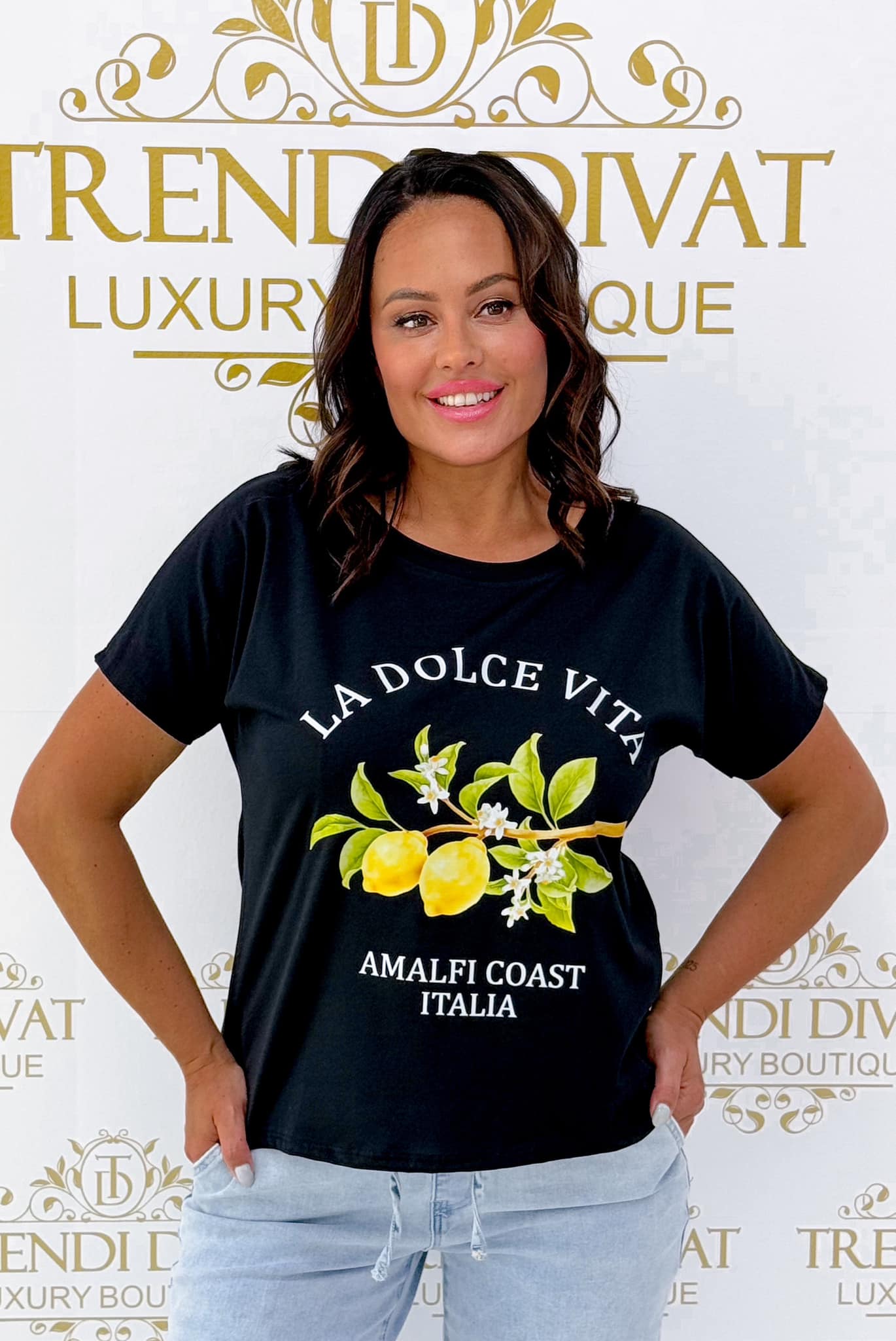 Relaxed fit, shorter front, "LA DOLCE VITA" T-shirt - Image 8