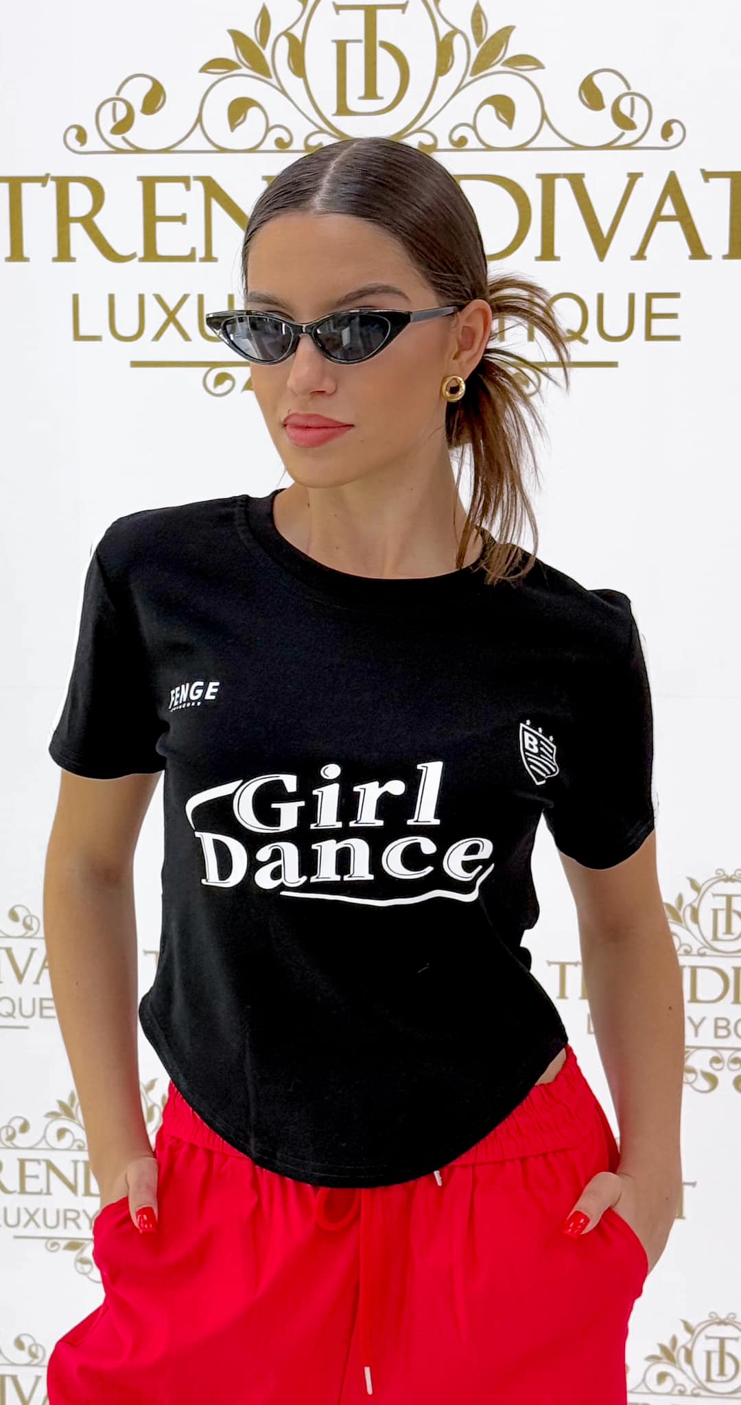 Sleek, sporty ensemble with side pocket pants - Image 14