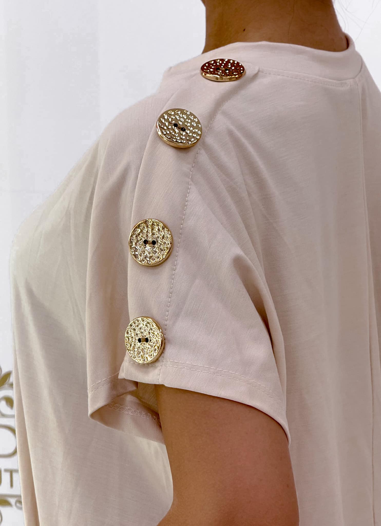 Loose-fit top with gold buttons on the sleeves - Image 12