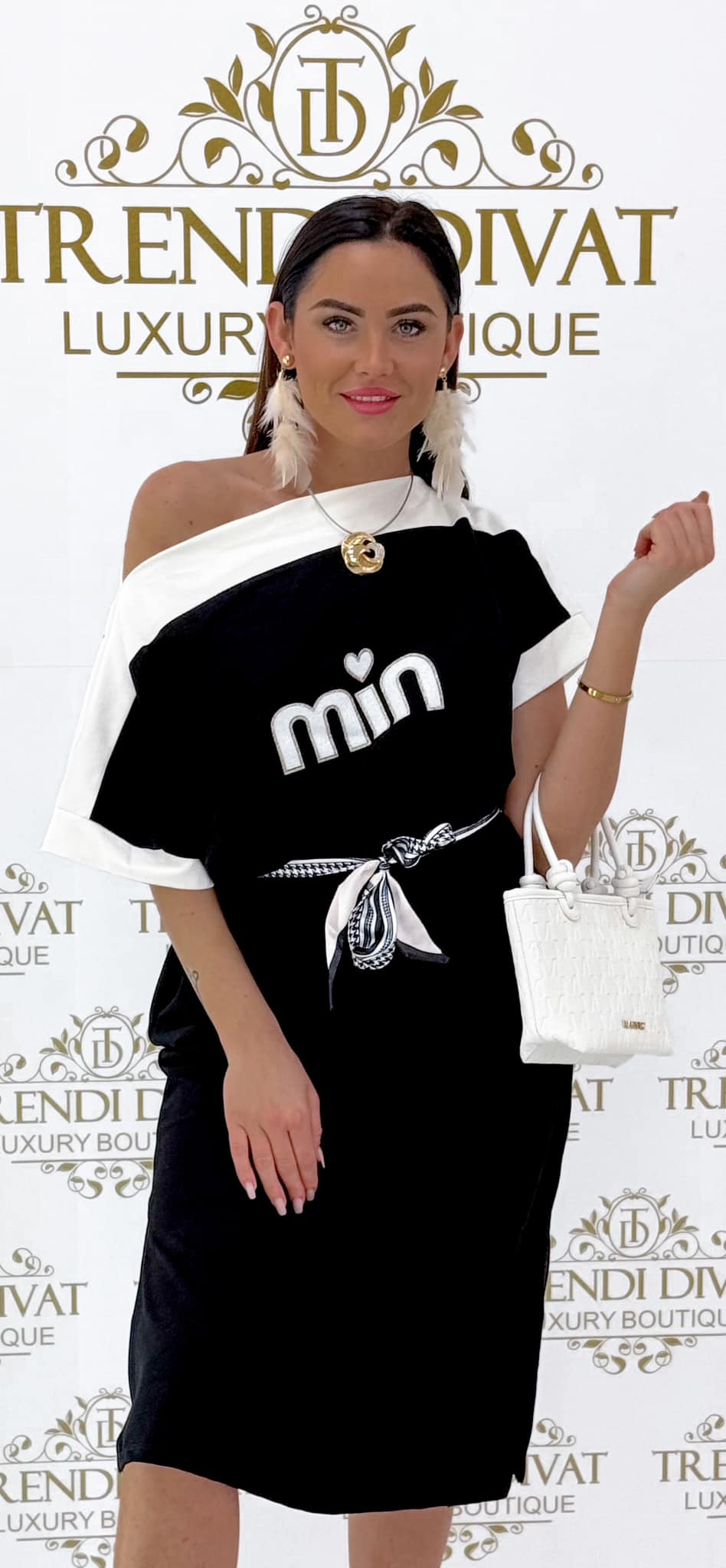 Small dress with boat neck, "min" label and tie belt - Image 12