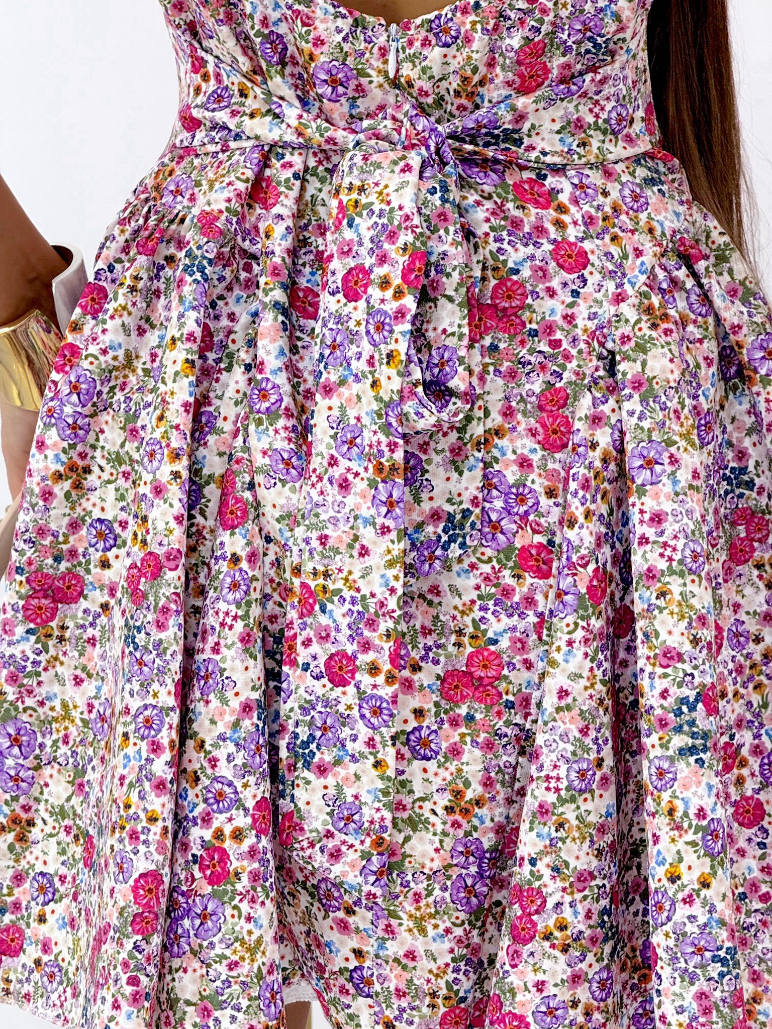 Little dress with romantic floral pattern tied with a bow at the waist - Image 13