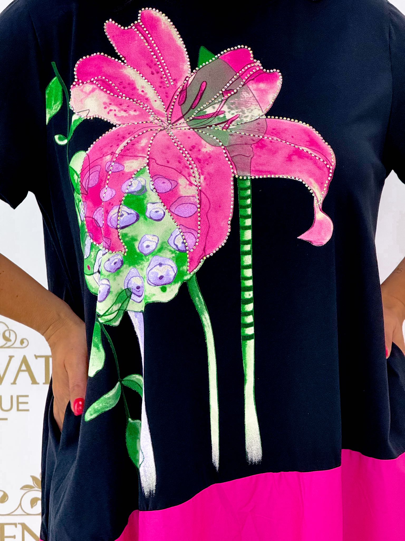 Kövekkel díszített virág mintázatú, laza fazonú tunika - Image 15