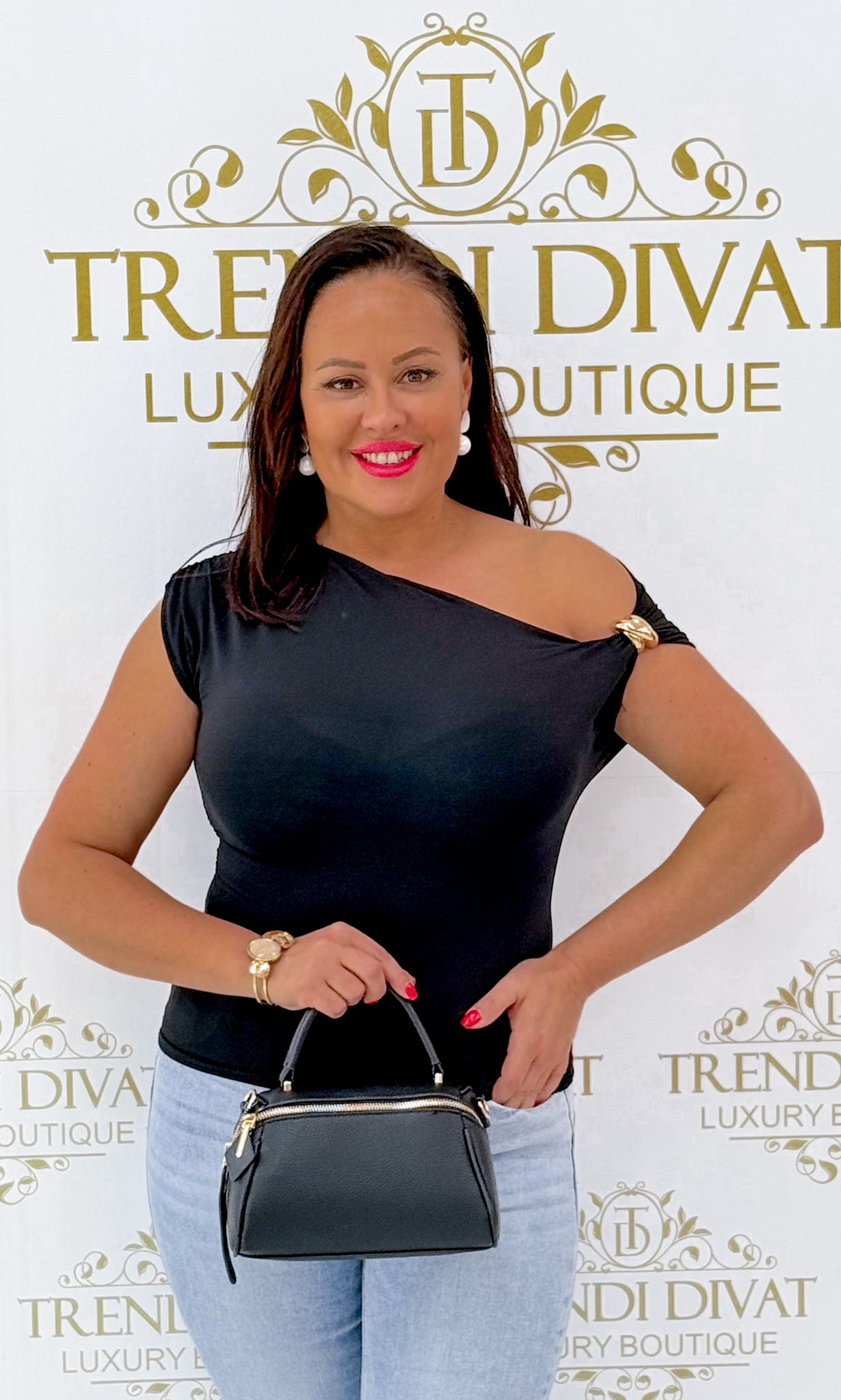 Gold coloured jewellery with ornate, side-drawn small top - Image 20