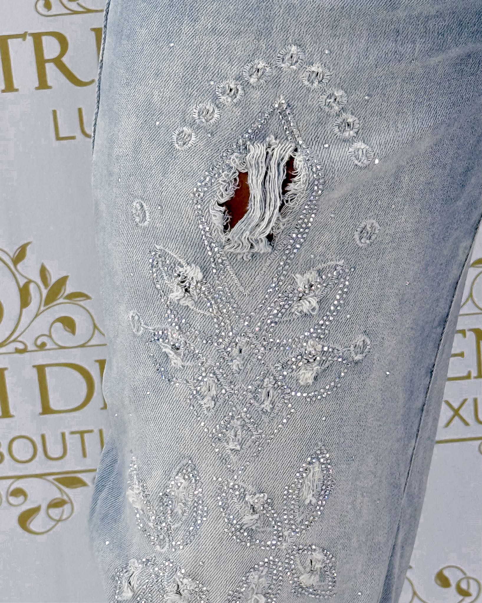 Enyhén tépett, ezüst színű kövekkel díszített farmernadrág "BQ1369" - Image 2