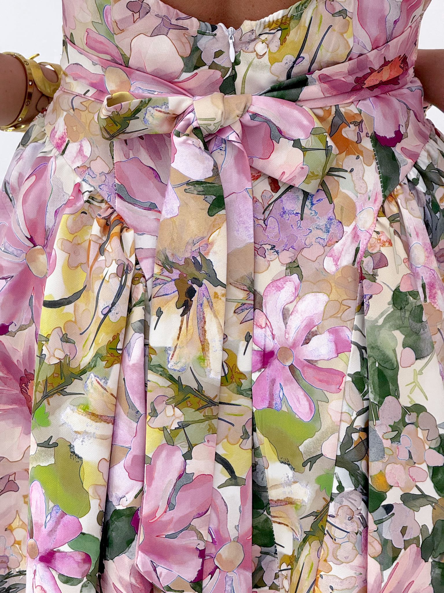 Little dress with romantic floral pattern tied with a bow at the waist - Image 6