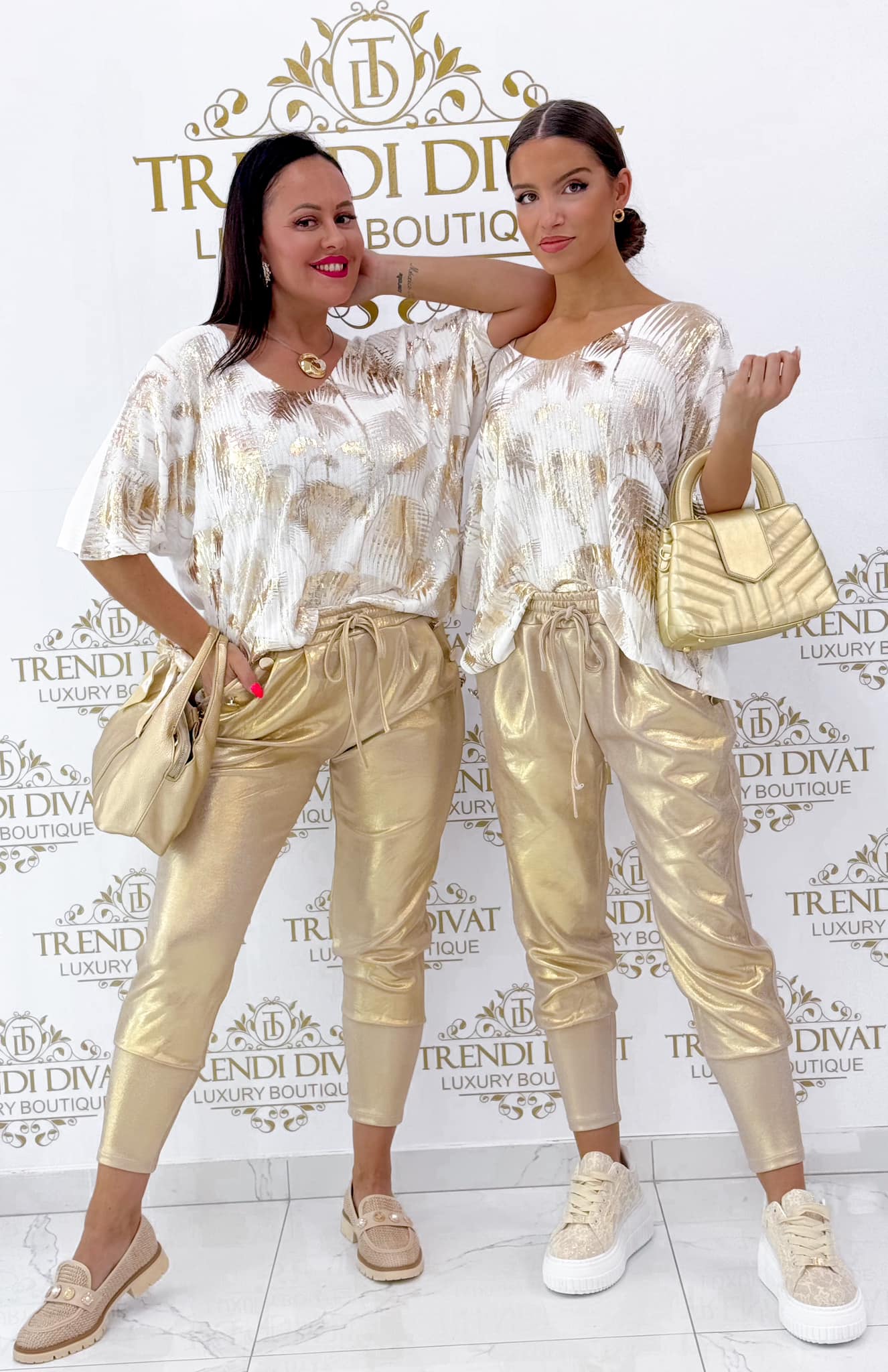 Ribbed knit fabric top with gold leaf print pattern - Image 7