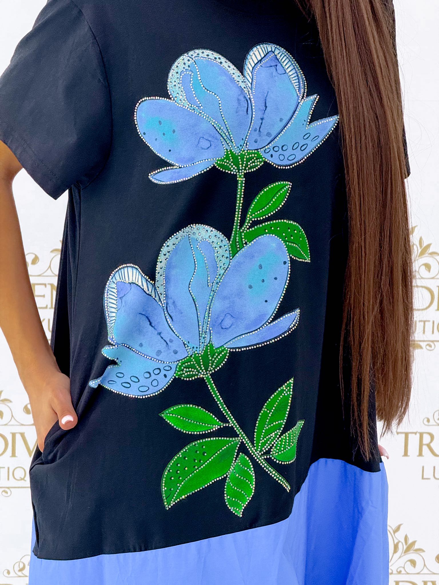 Kövekkel díszített virág mintázatú, laza fazonú tunika - Image 11