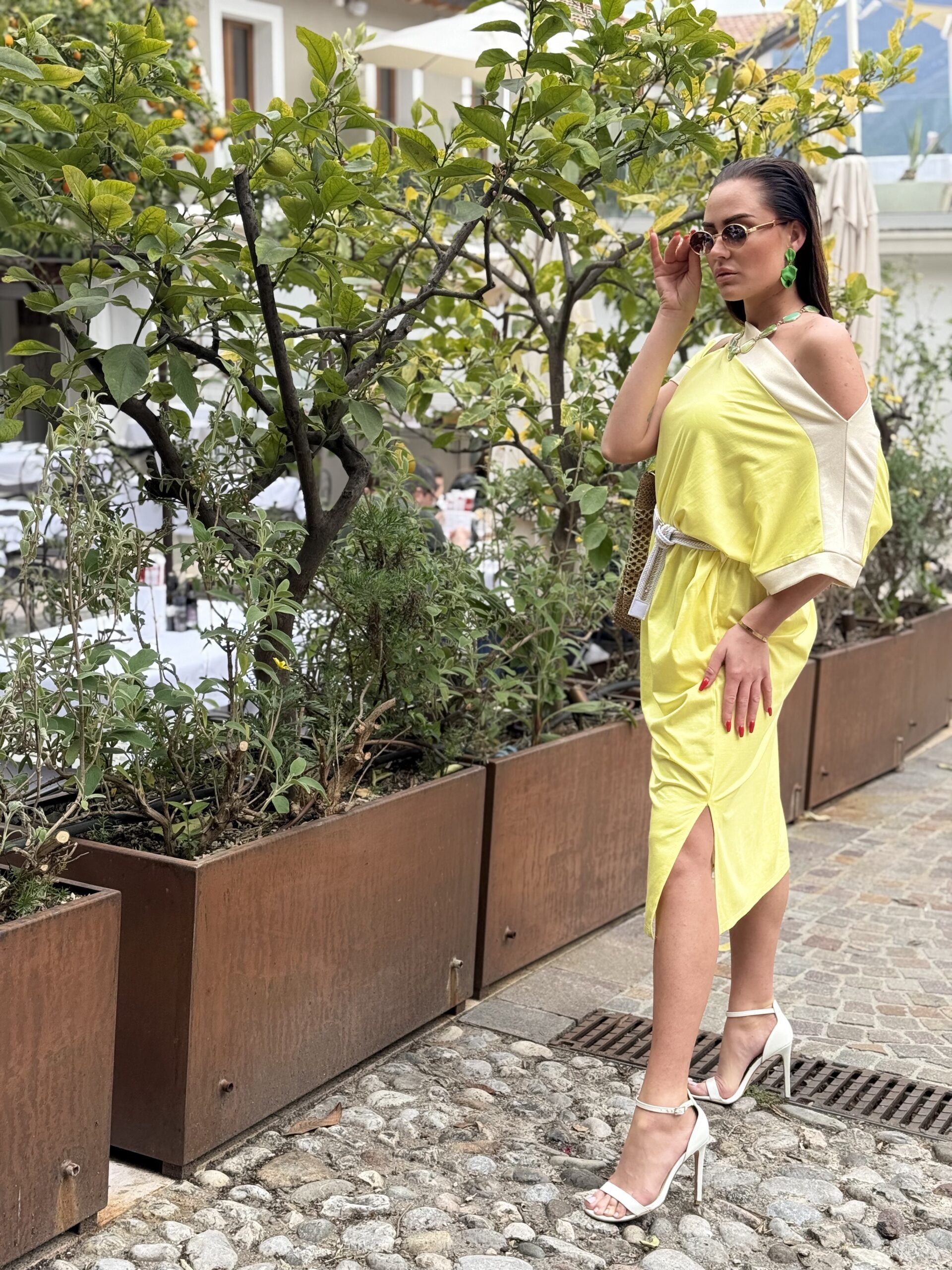 Gold coloured dress with shiny trim, side slit, pocketed dress with belt - Image 2