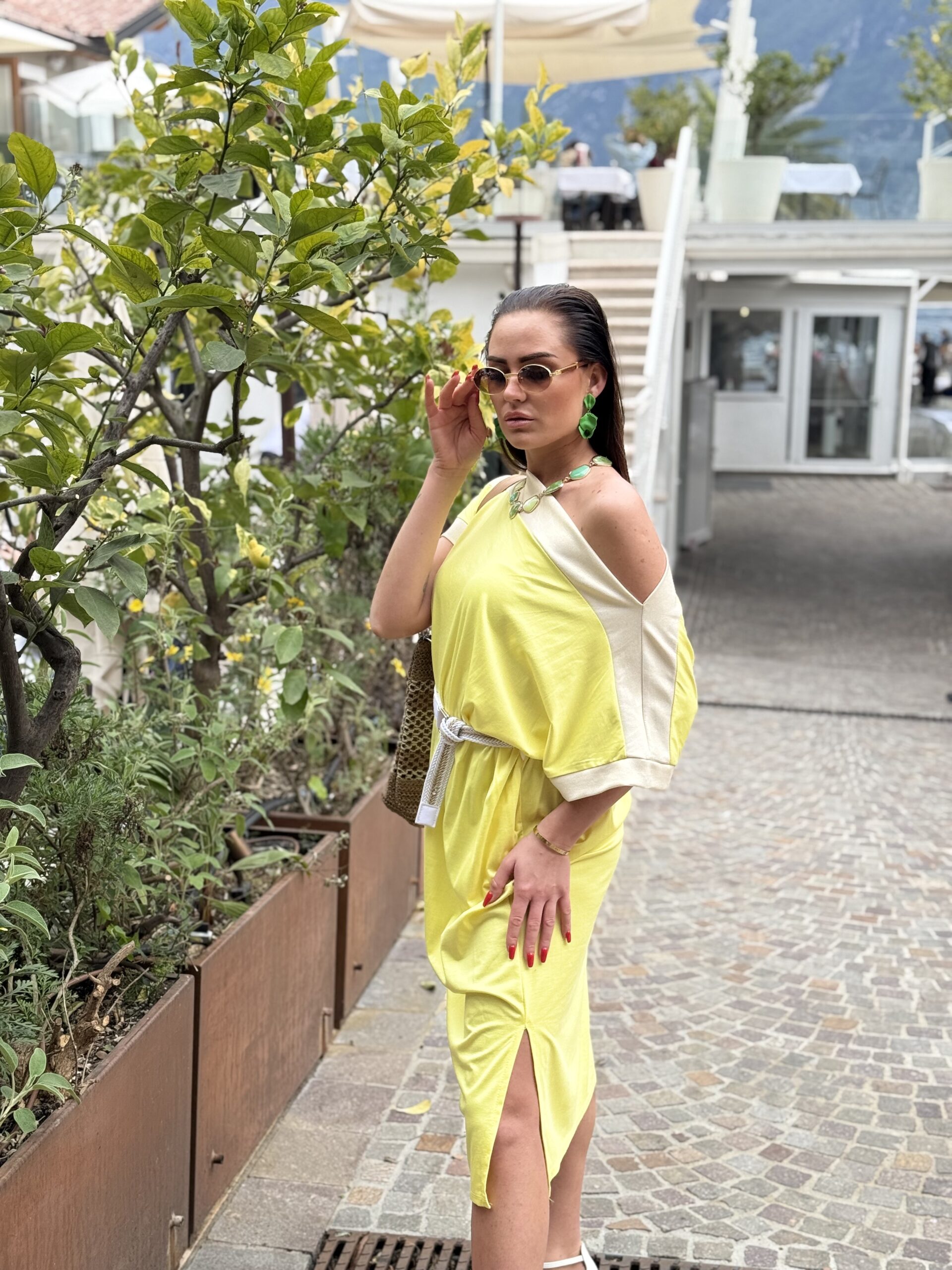 Gold coloured dress with shiny trim, side slit, pocketed dress with belt - Image 3