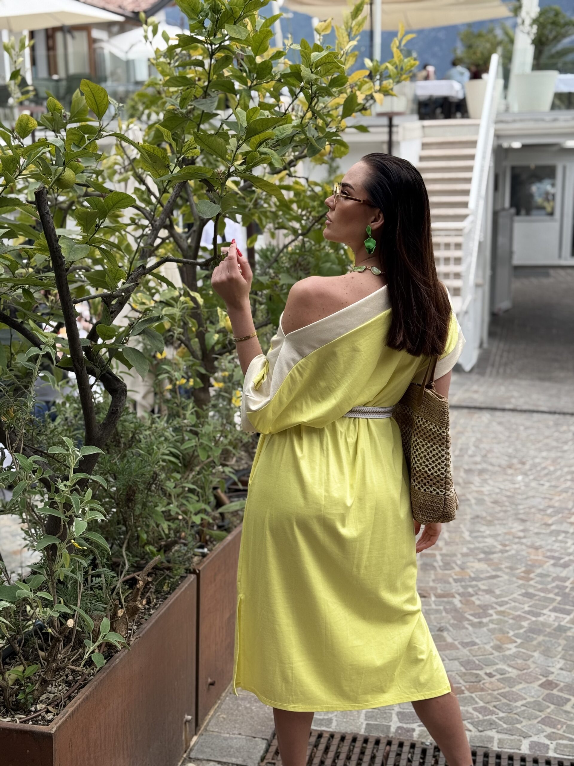 Gold coloured dress with shiny trim, side slit, pocketed dress with belt - Image 7