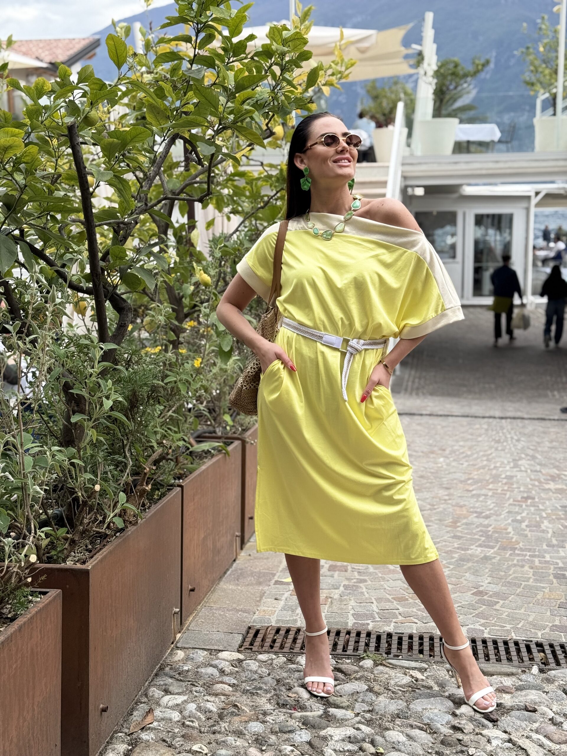 Gold coloured dress with shiny trim, side slit, pocketed dress with belt