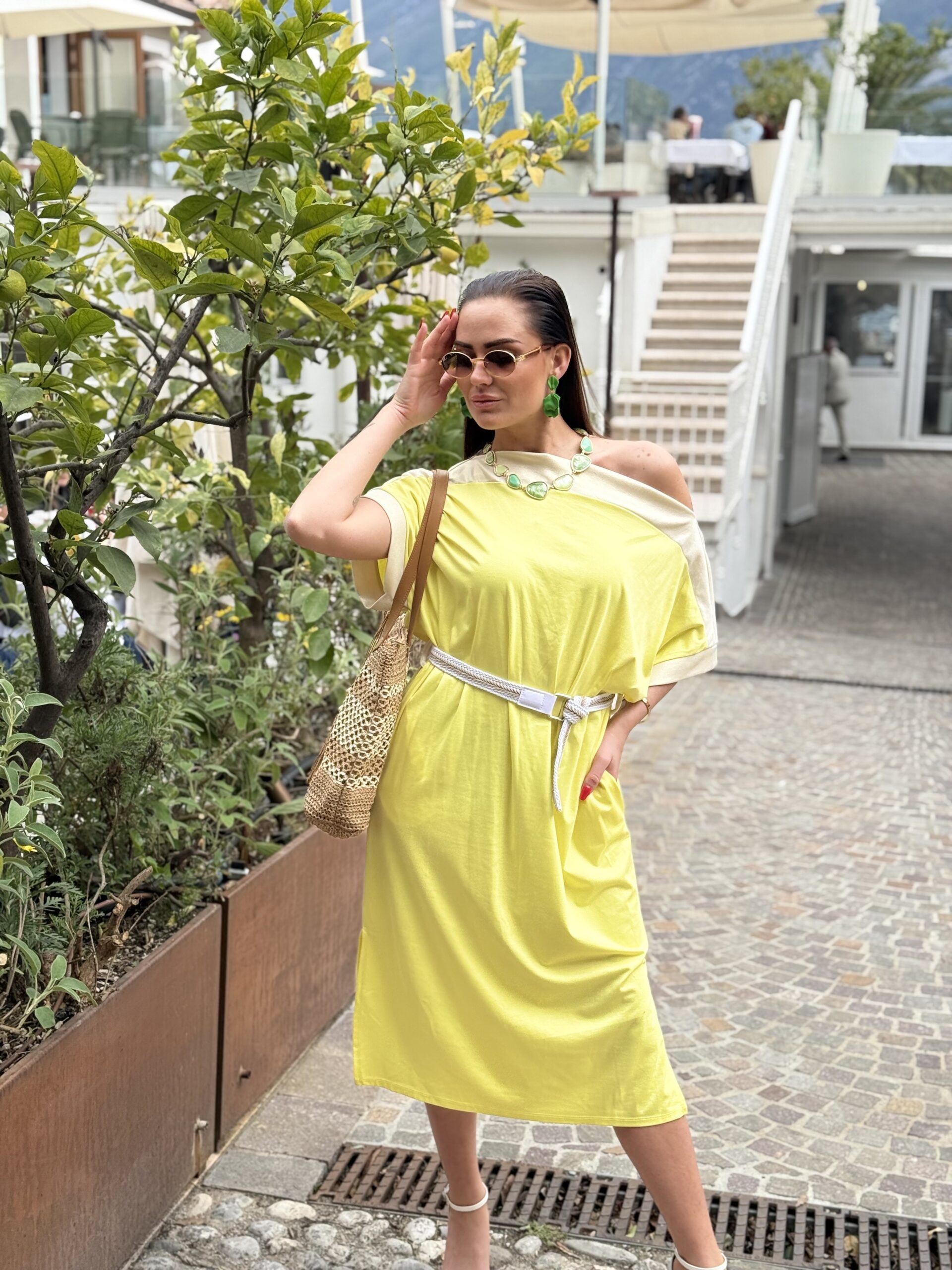 Gold coloured dress with shiny trim, side slit, pocketed dress with belt - Image 4