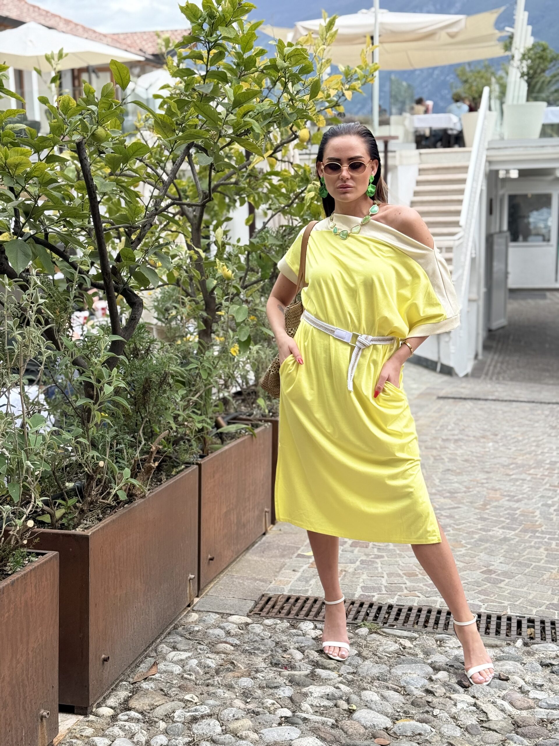 Gold coloured dress with shiny trim, side slit, pocketed dress with belt - Image 5