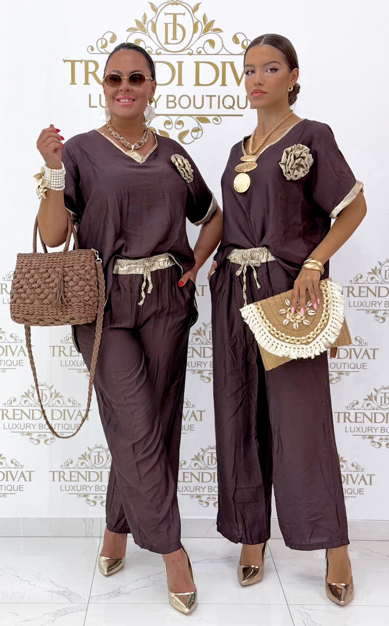 Csokibarna színű, lenge anyagú, virágos brossal díszített szett