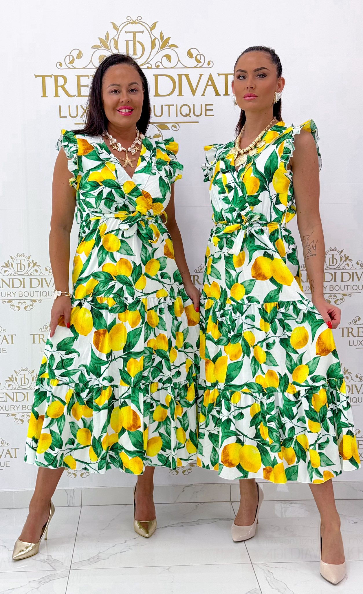 Átlapolt V-nyakú, nagy citrom mintázatú, fodros maxi vászon ruha, megkötős övvel