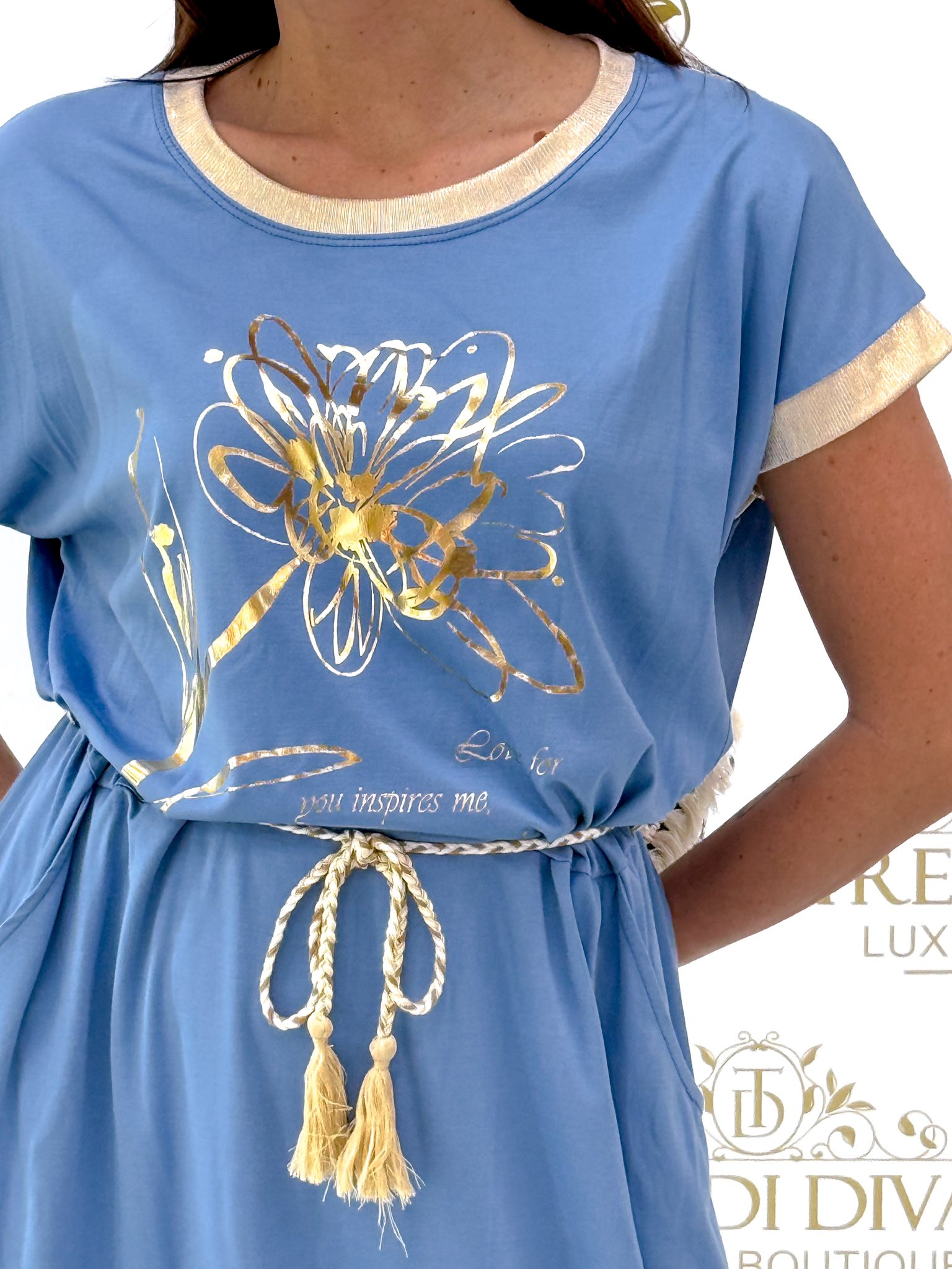 Arany színű virág mintázatú zsebes kis ruha, fonott kis övvel - Image 14