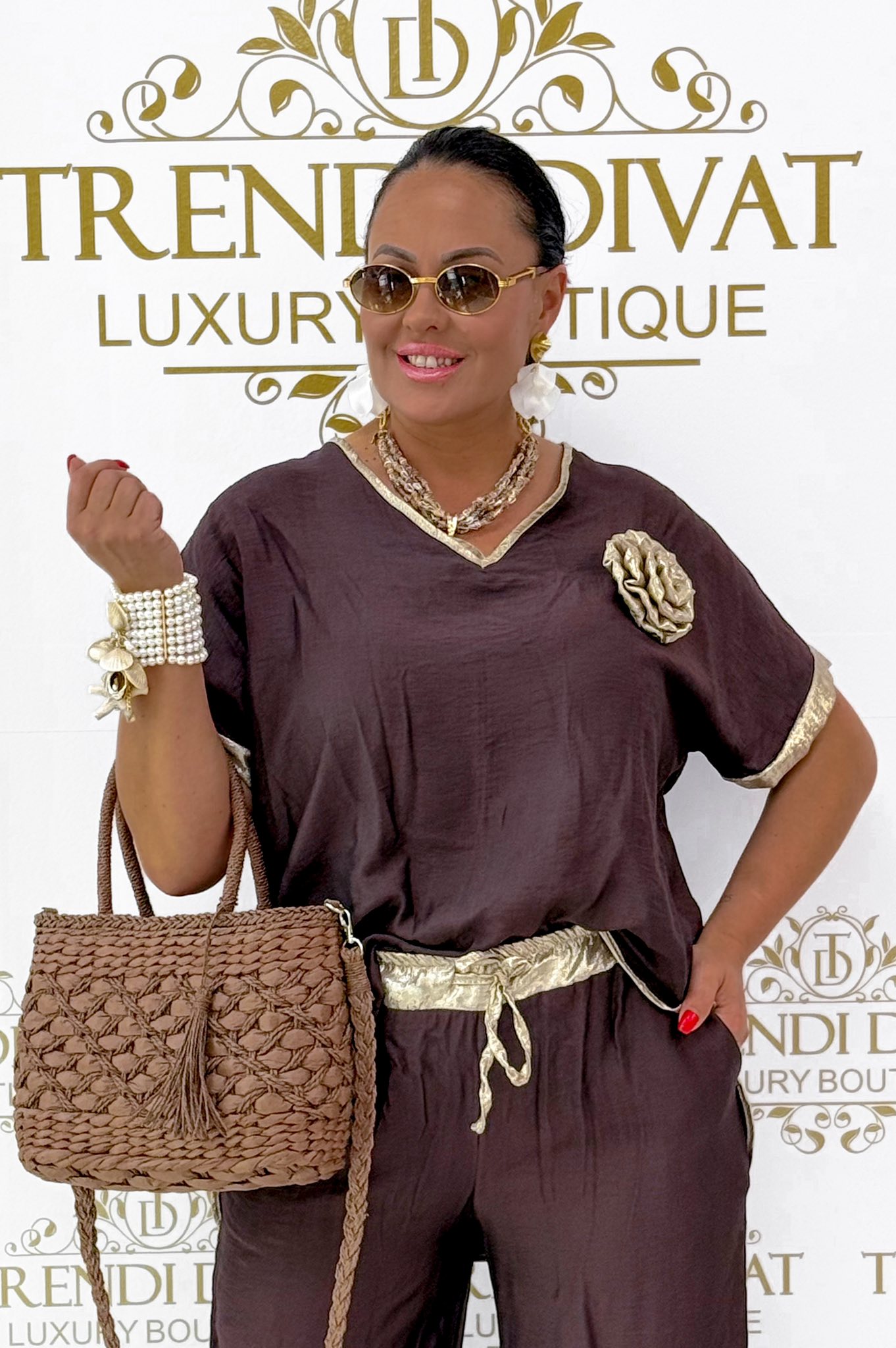 Csokibarna színű, lenge anyagú, virágos brossal díszített szett - Image 2