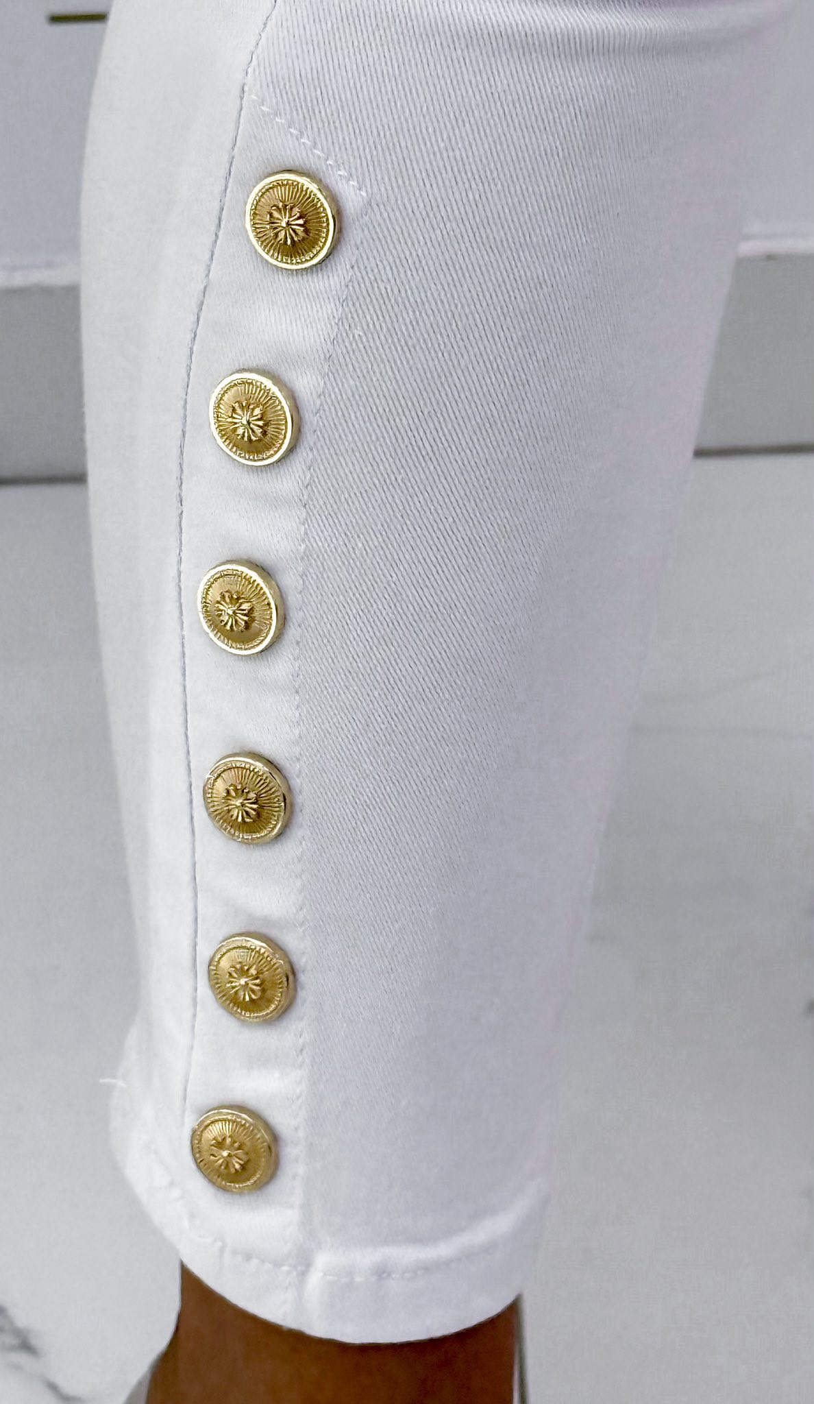 Középmagas derekú, arany színű gombokkal díszített farmernadrág "SZ2716-12" - Image 2