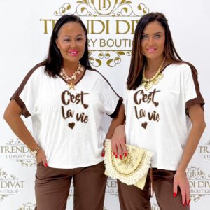 V-nyakú, laza fazonú, "Cest la vie" feliratos felső