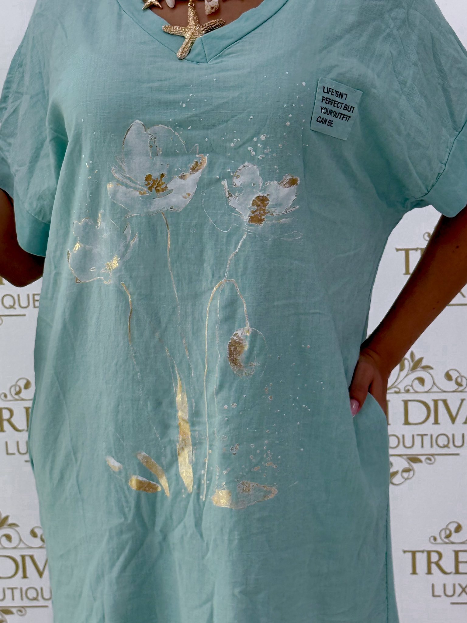 V-nyakú, lenge anyagú, virág mintázatú zsebes tunika - Image 22