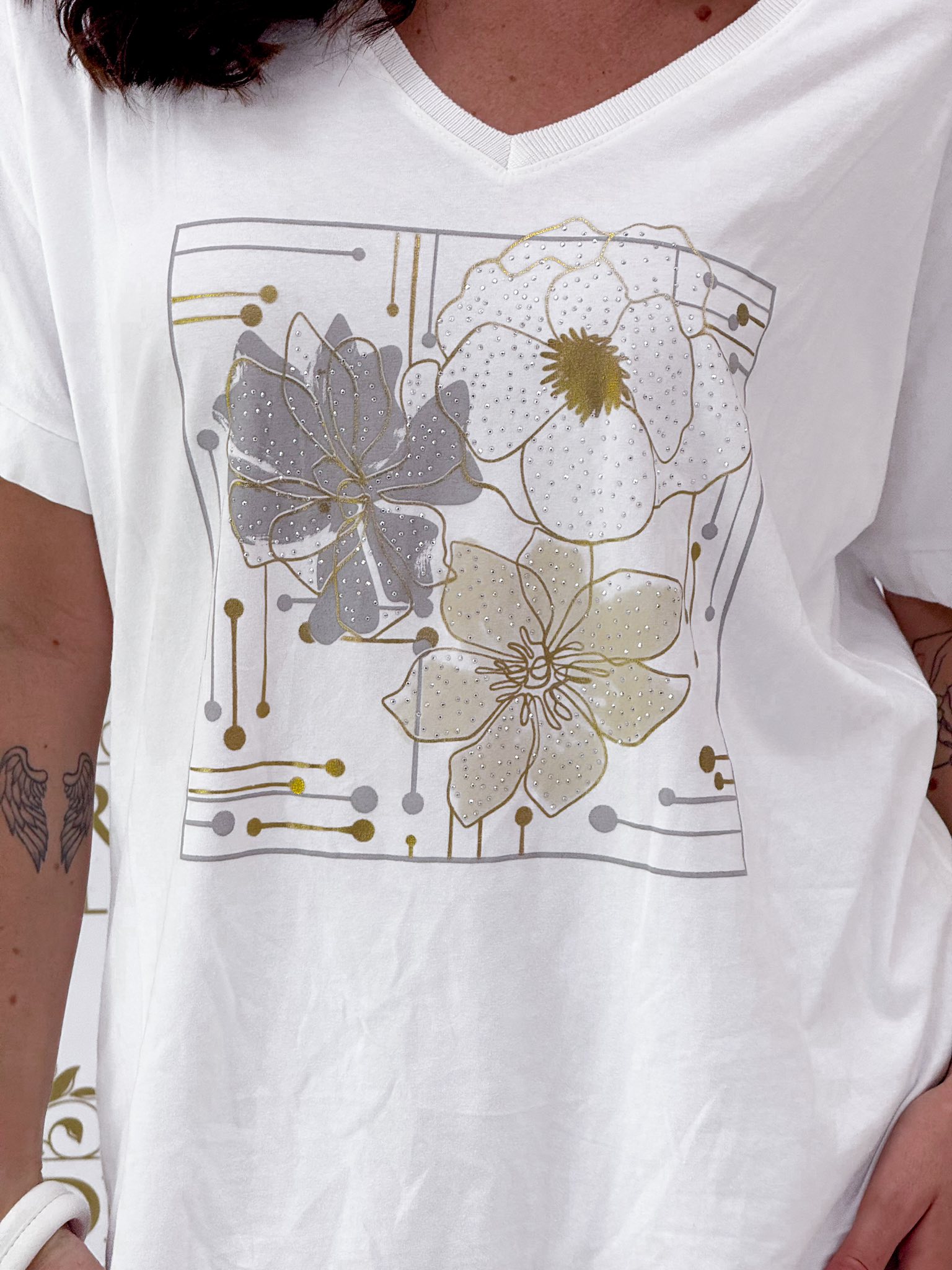 V-nyakú, kövekkel díszített virág mintázatú, laza fazonú felső - Image 4