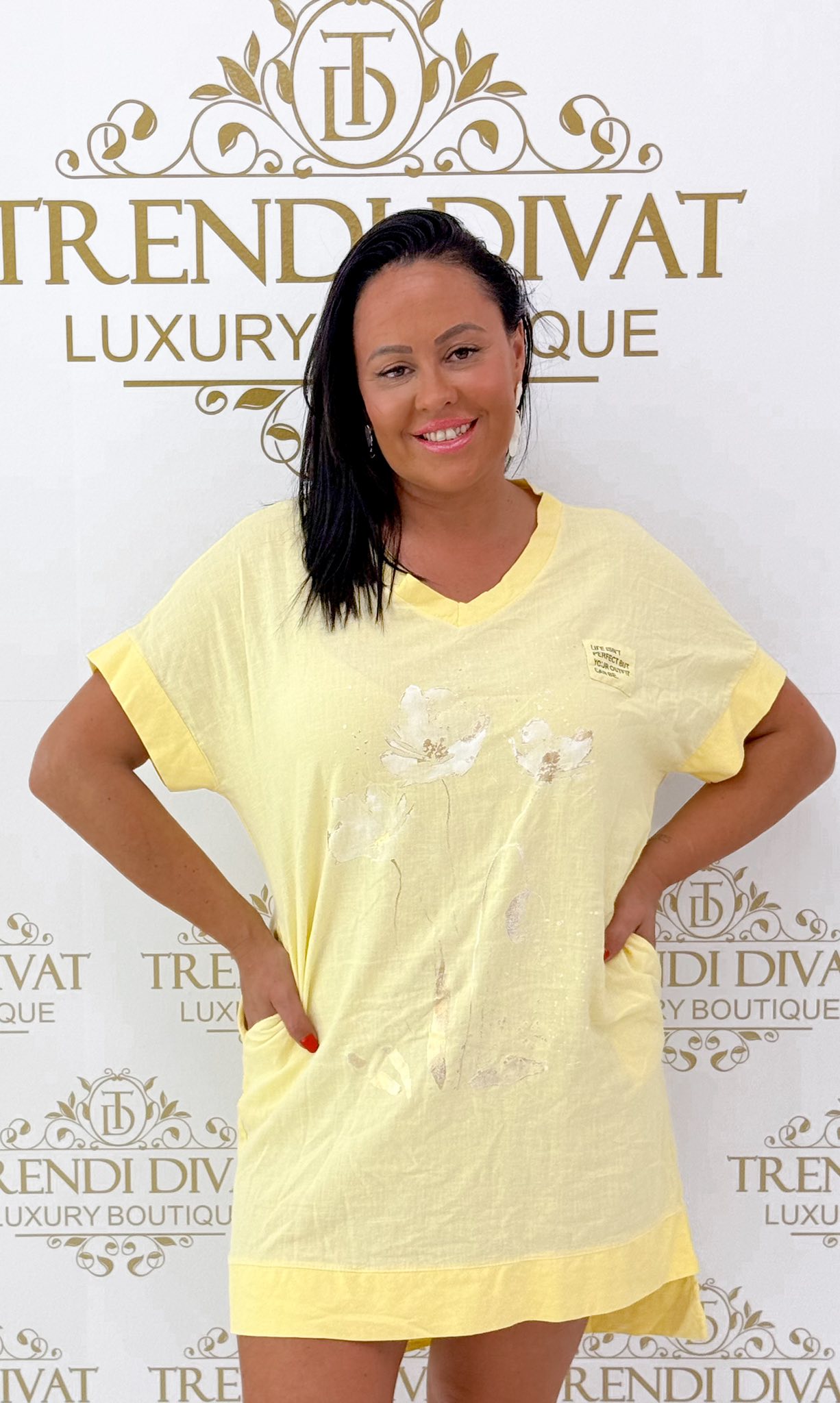 V-nyakú, lenge anyagú, virág mintázatú zsebes tunika - Image 36