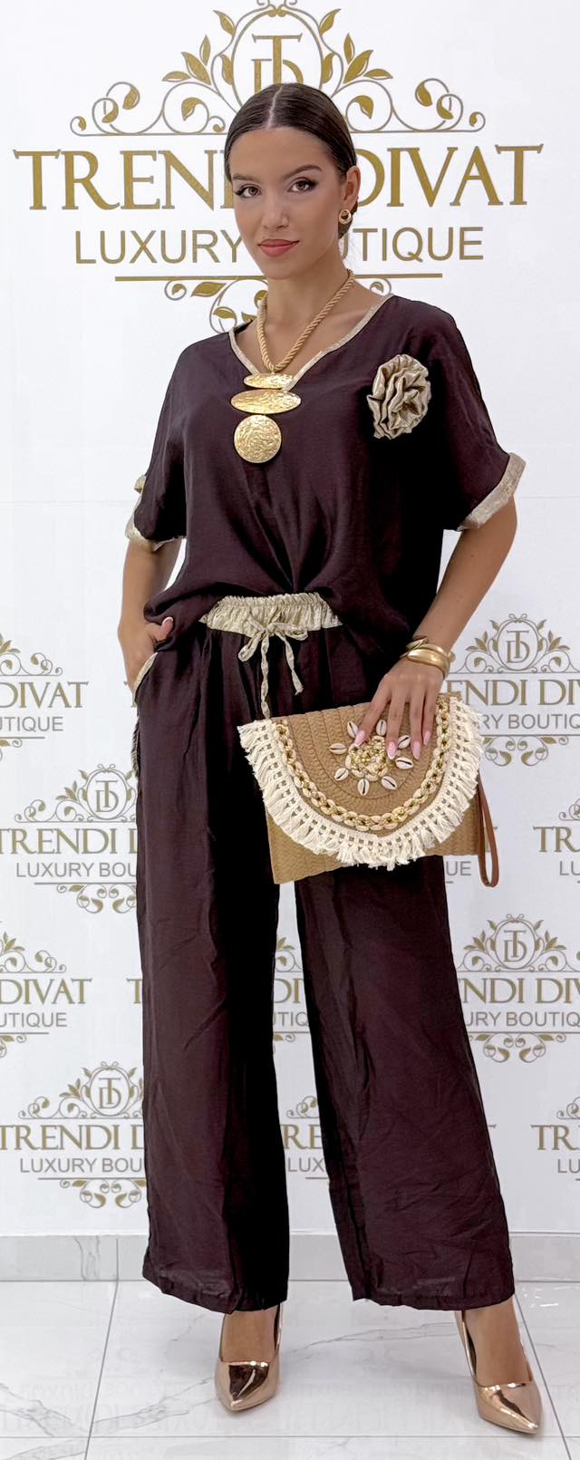 Csokibarna színű, lenge anyagú, virágos brossal díszített szett - Image 5