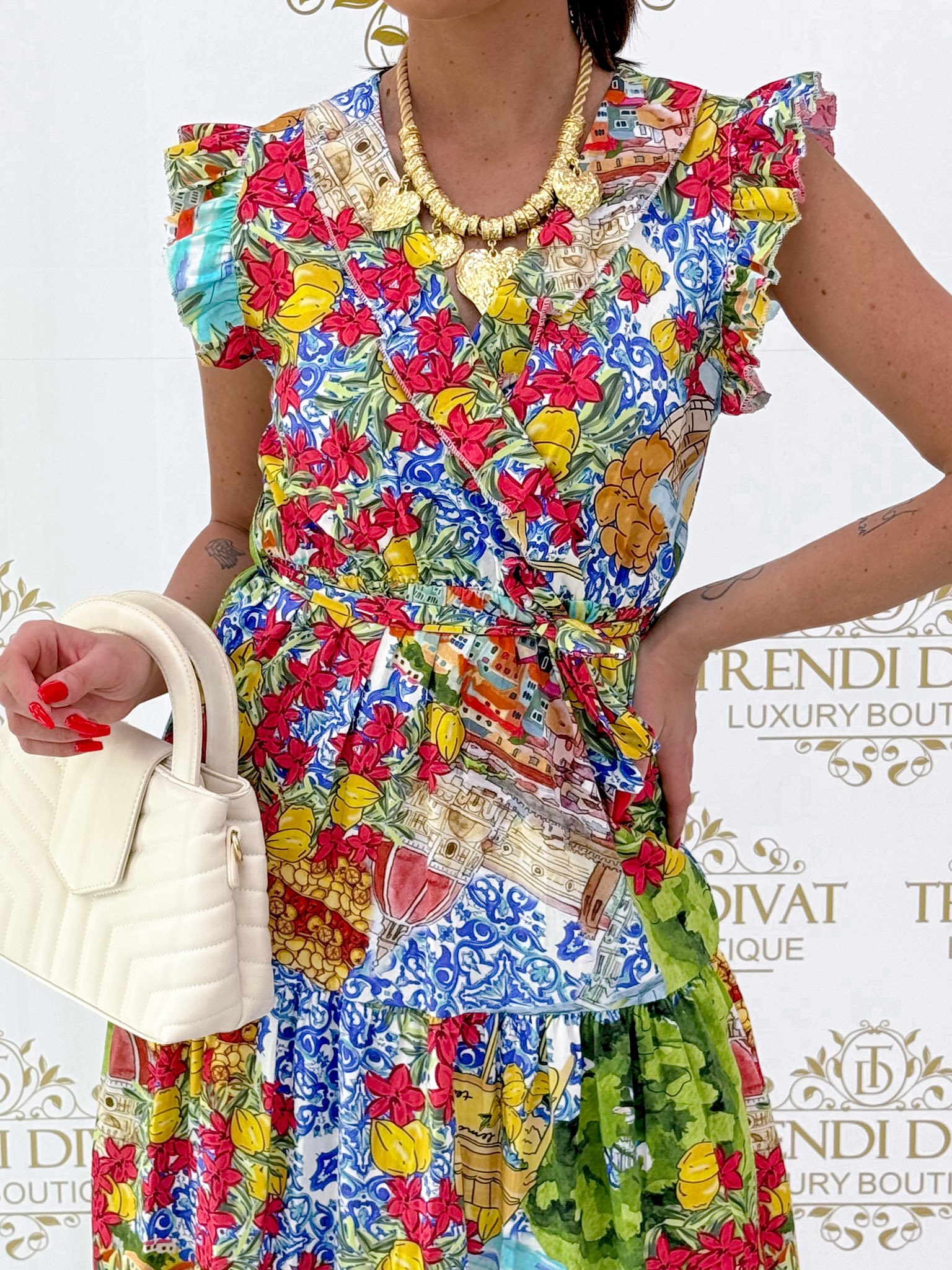 Átlapolt V-nyakú, egyedi mintázatú, fodros maxi vászon ruha, megkötős övvel - Image 9