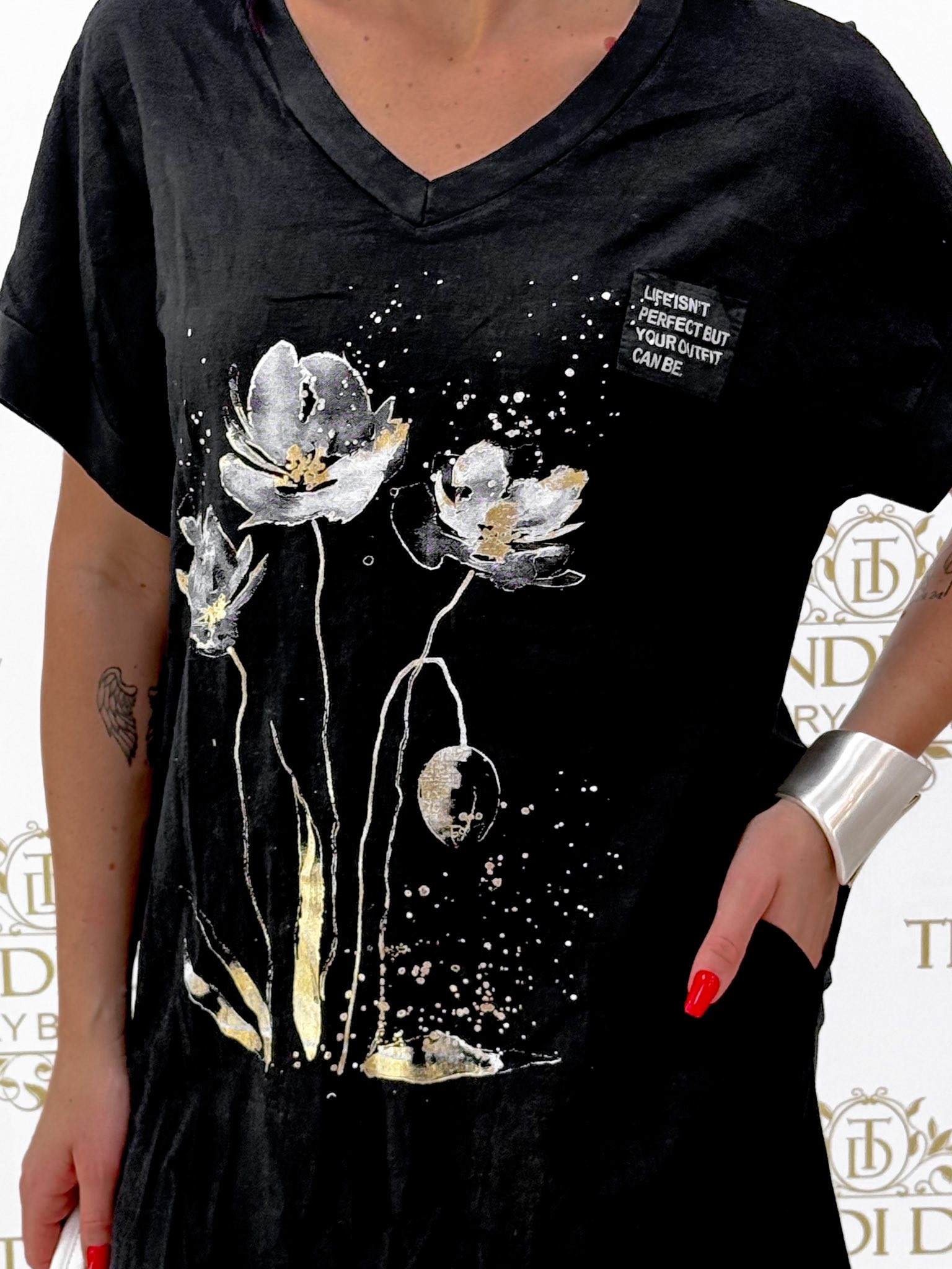 V-nyakú, lenge anyagú, virág mintázatú zsebes tunika - Image 47