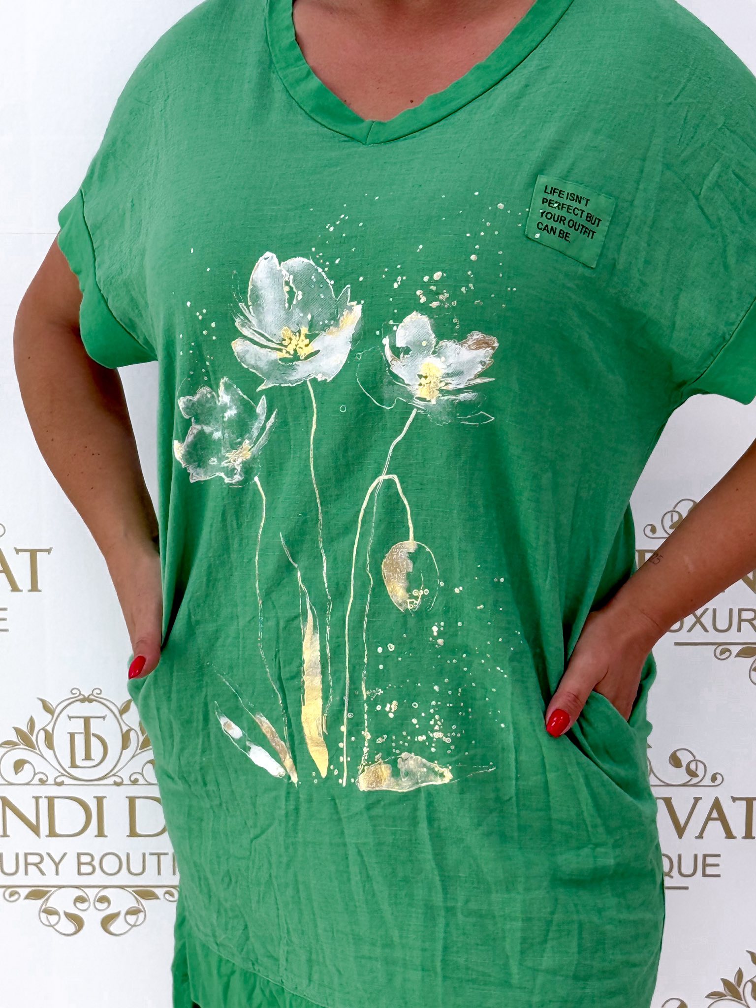 V-nyakú, lenge anyagú, virág mintázatú zsebes tunika - Image 7