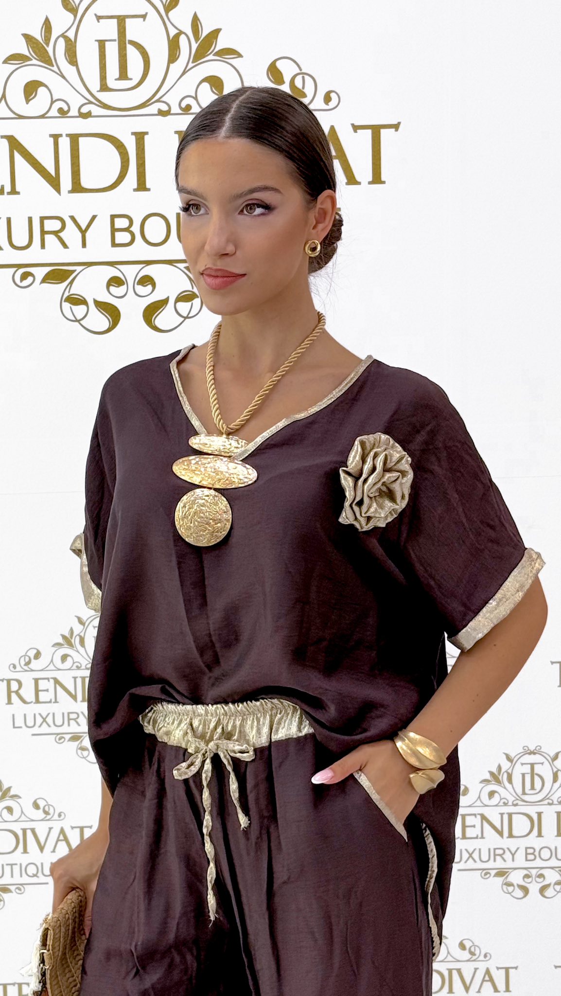 Csokibarna színű, lenge anyagú, virágos brossal díszített szett - Image 6