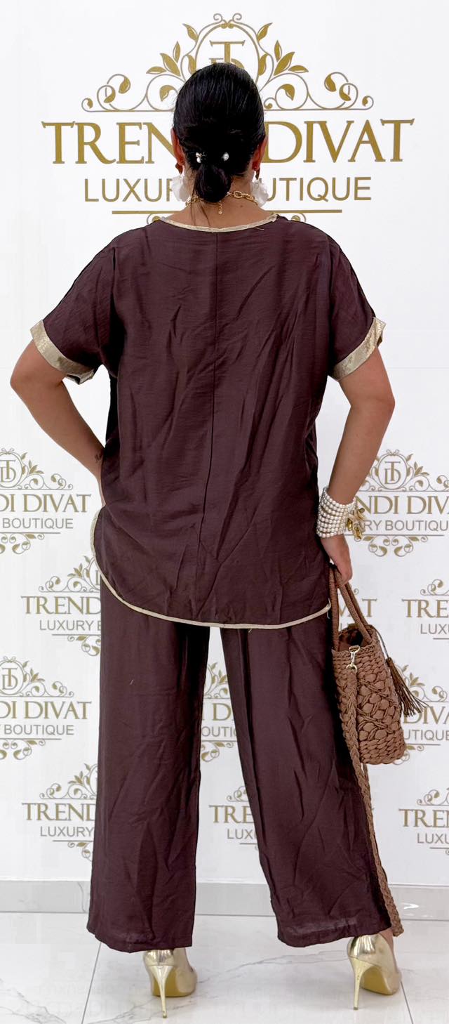 Csokibarna színű, lenge anyagú, virágos brossal díszített szett - Image 8