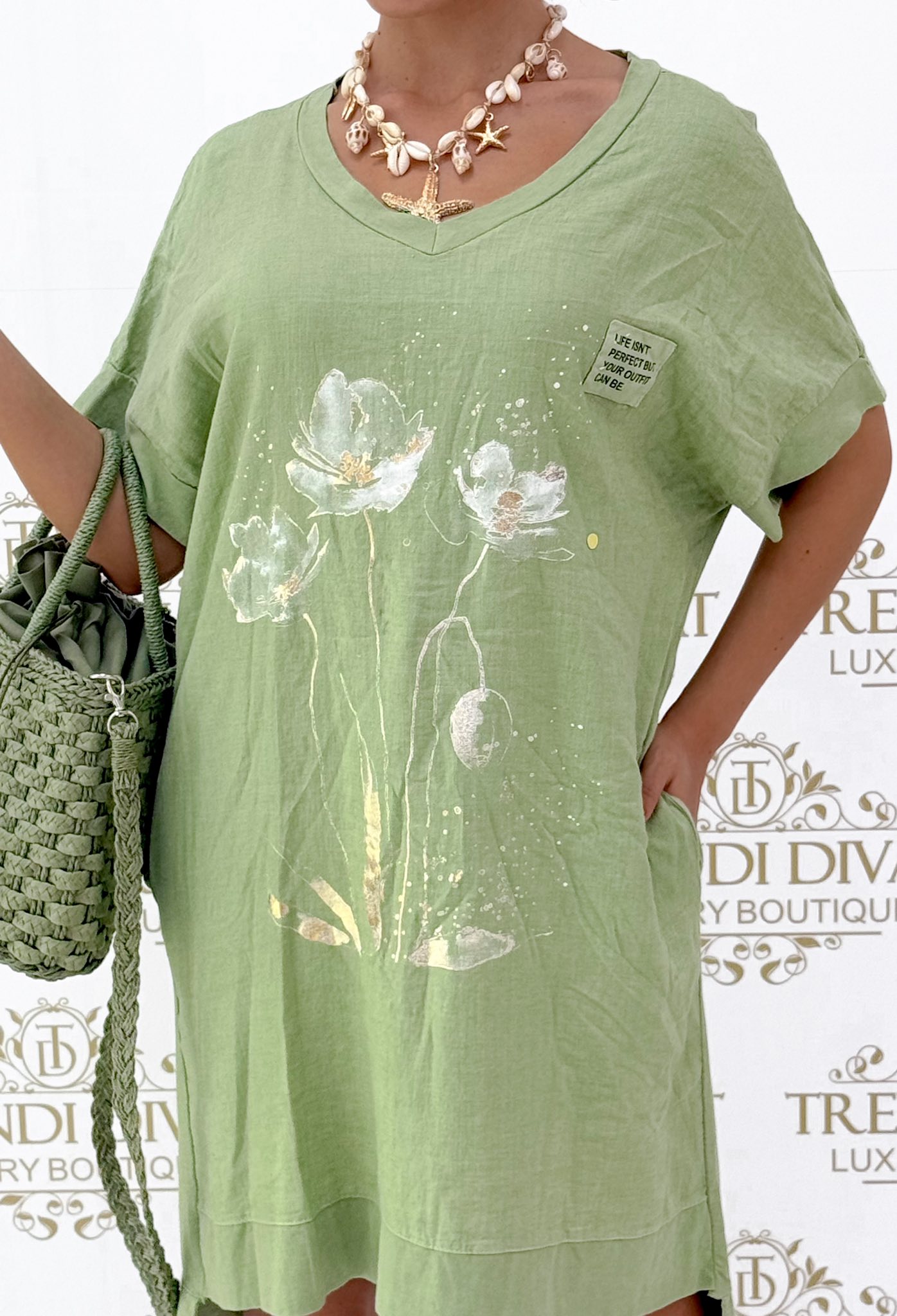 V-nyakú, lenge anyagú, virág mintázatú zsebes tunika - Image 11