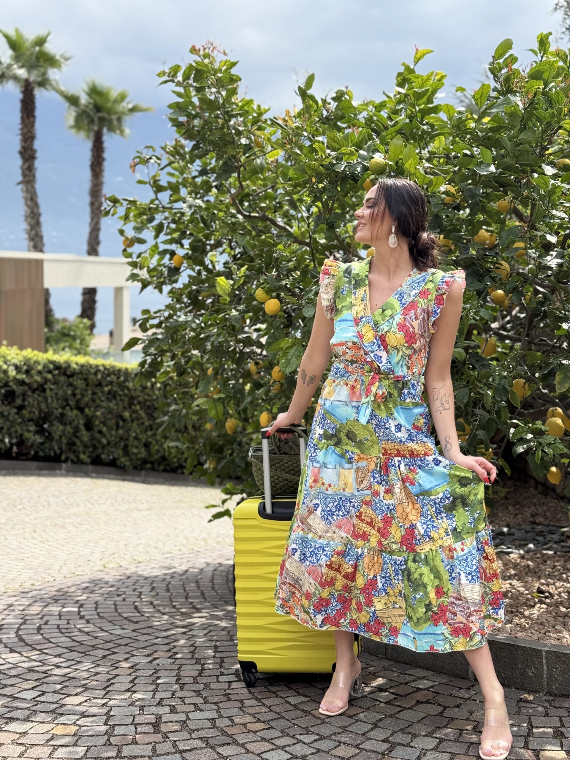 Átlapolt V-nyakú, egyedi mintázatú, fodros maxi vászon ruha, megkötős övvel