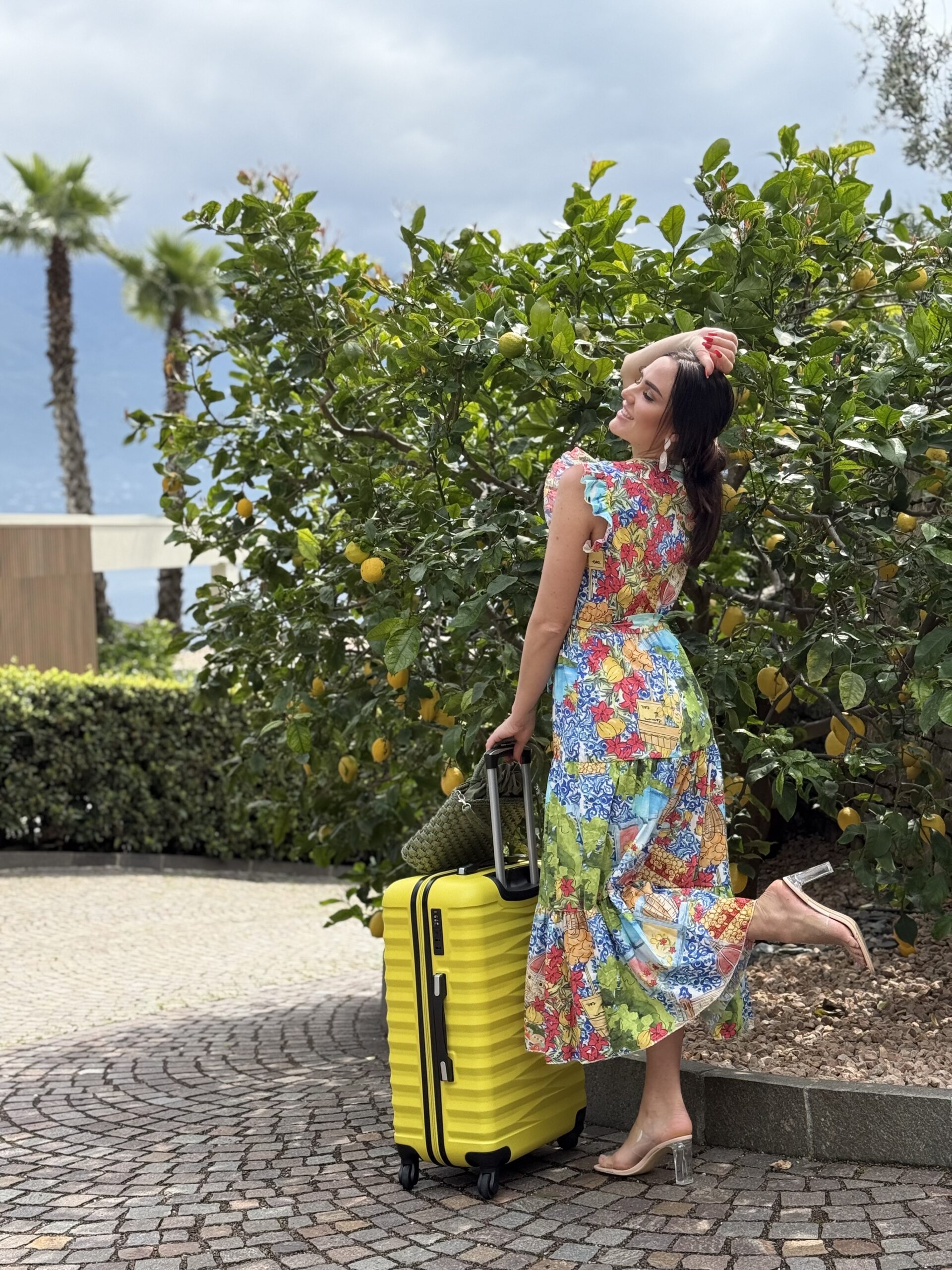 Átlapolt V-nyakú, egyedi mintázatú, fodros maxi vászon ruha, megkötős övvel - Image 2