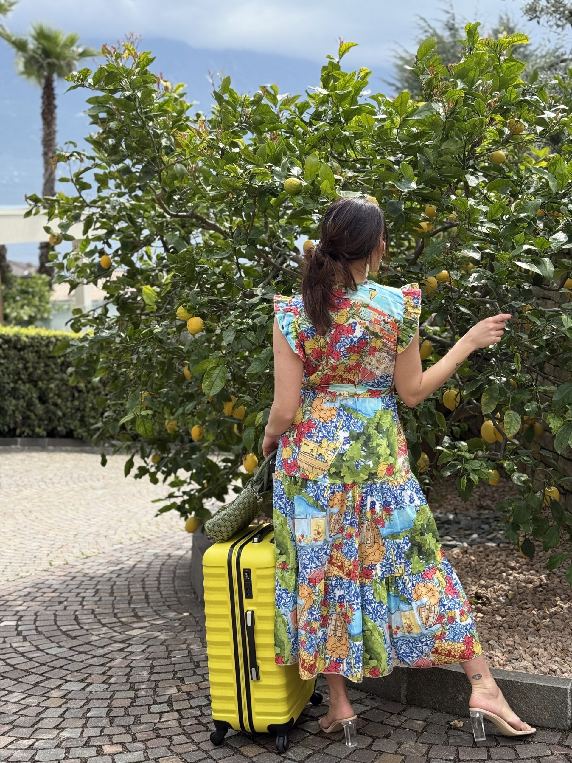 Átlapolt V-nyakú, egyedi mintázatú, fodros maxi vászon ruha, megkötős övvel - Image 3