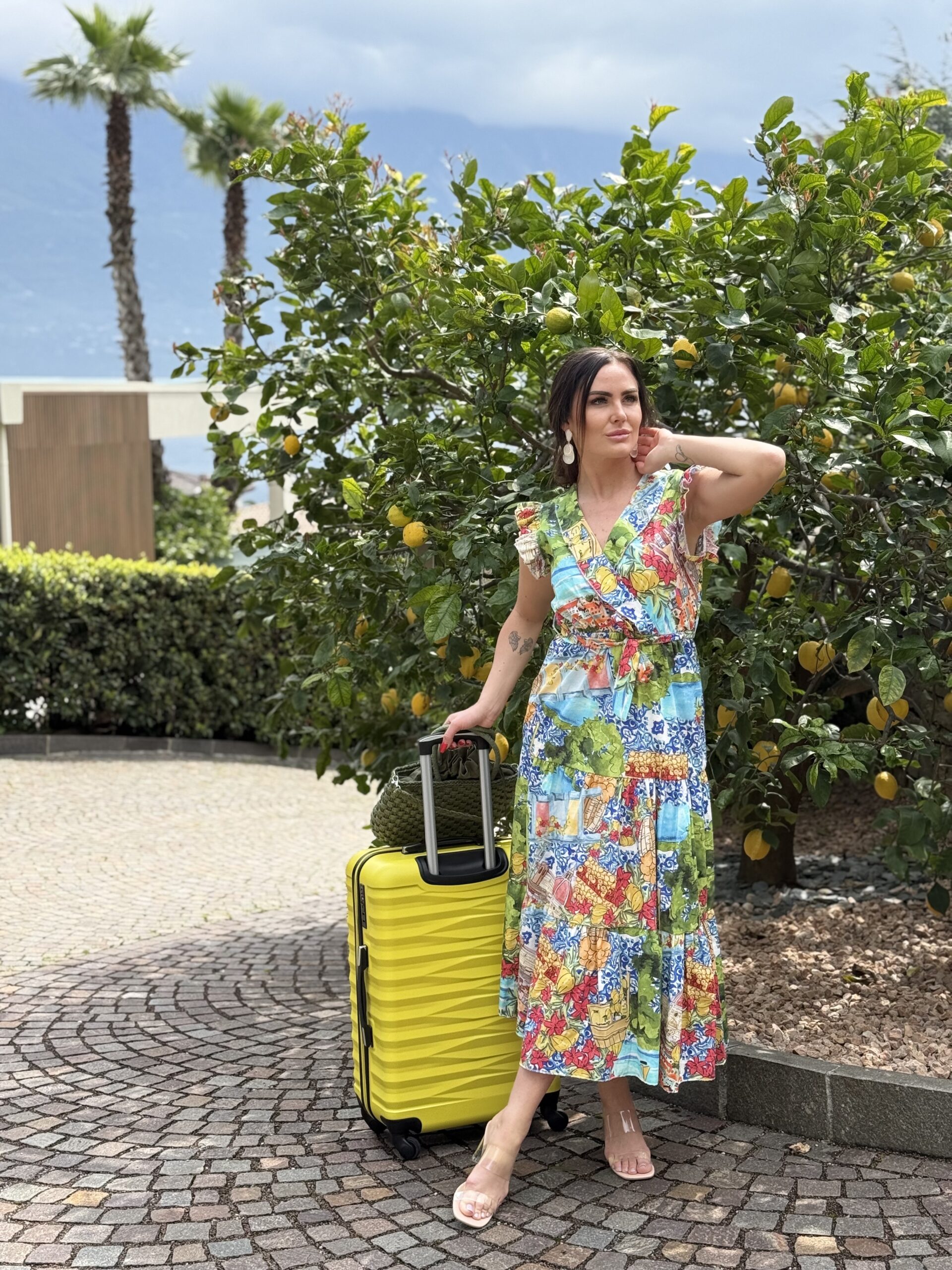 Átlapolt V-nyakú, egyedi mintázatú, fodros maxi vászon ruha, megkötős övvel - Image 5