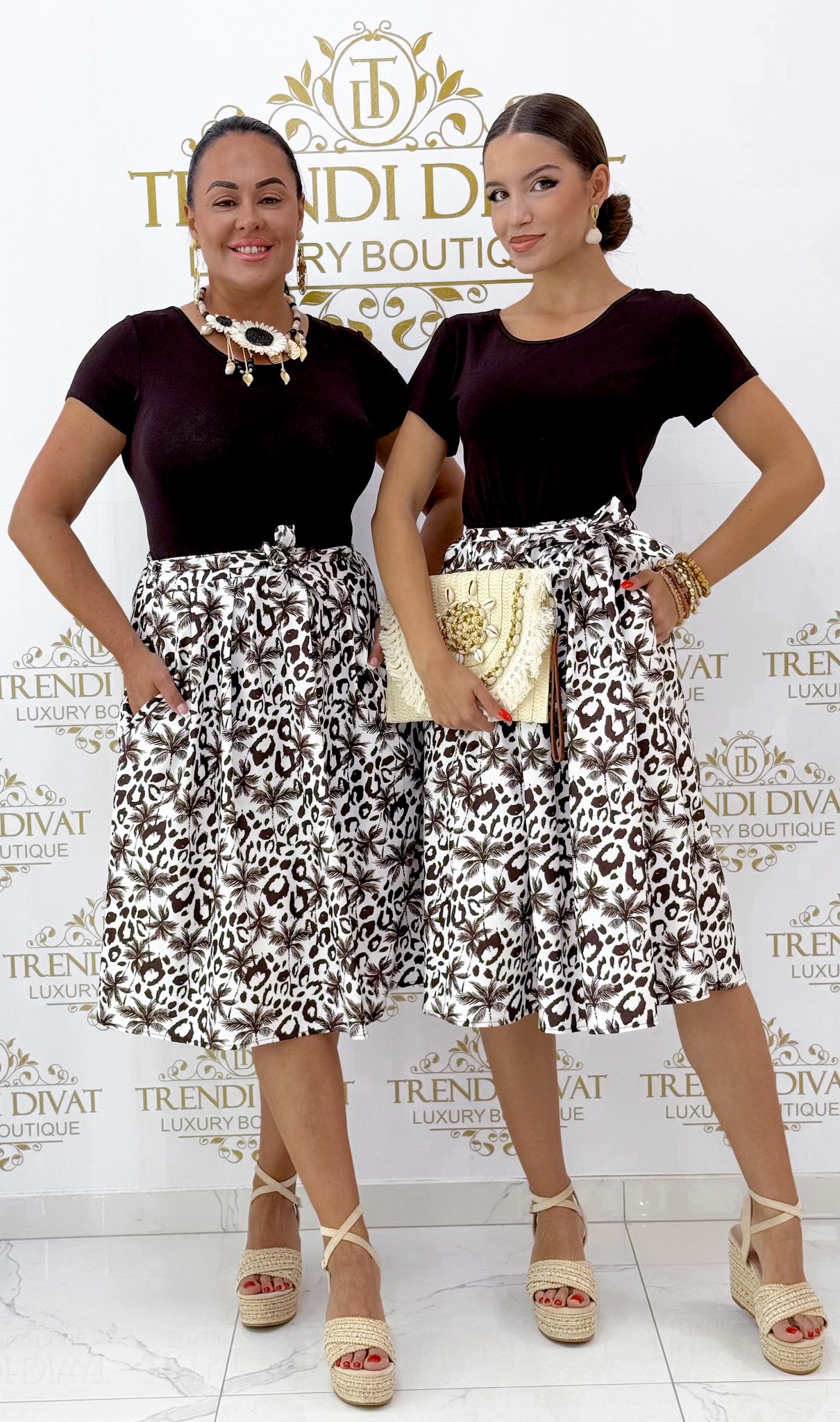 Pálmafa mintázatú vászon szoknyarészes zsebes ruha, megkötős övvel