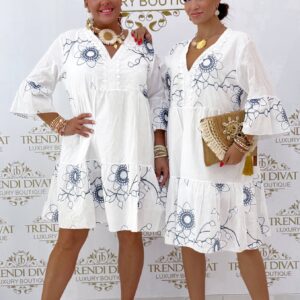 V-nyakú, lenge vászon anyagú, virág hímzett fodros kis ruha