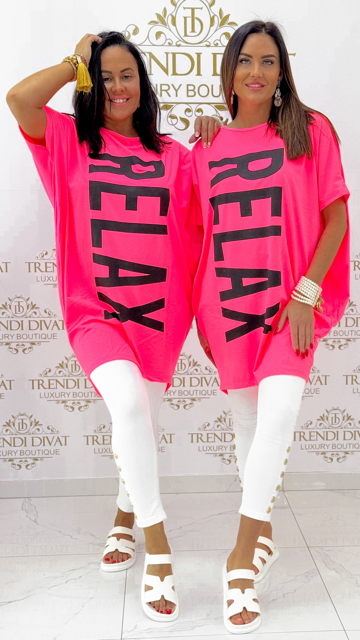 Laza fazonú, elől rövidebb fazonú, "Relax" feliratos tunika