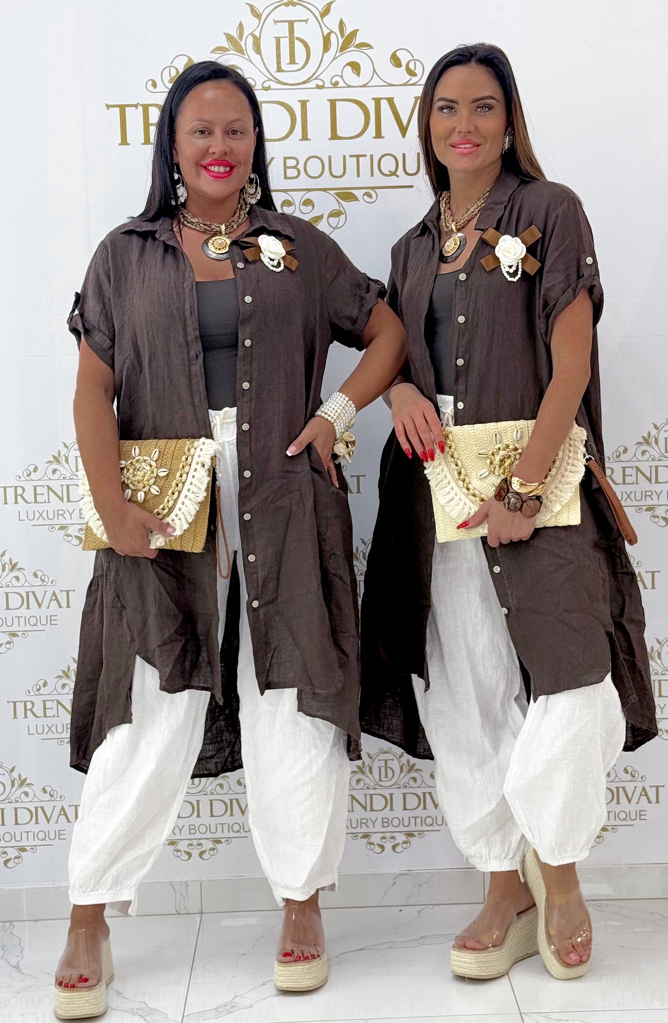 Lenvászon hatású galléros ing tunika, virágos kitűzővel