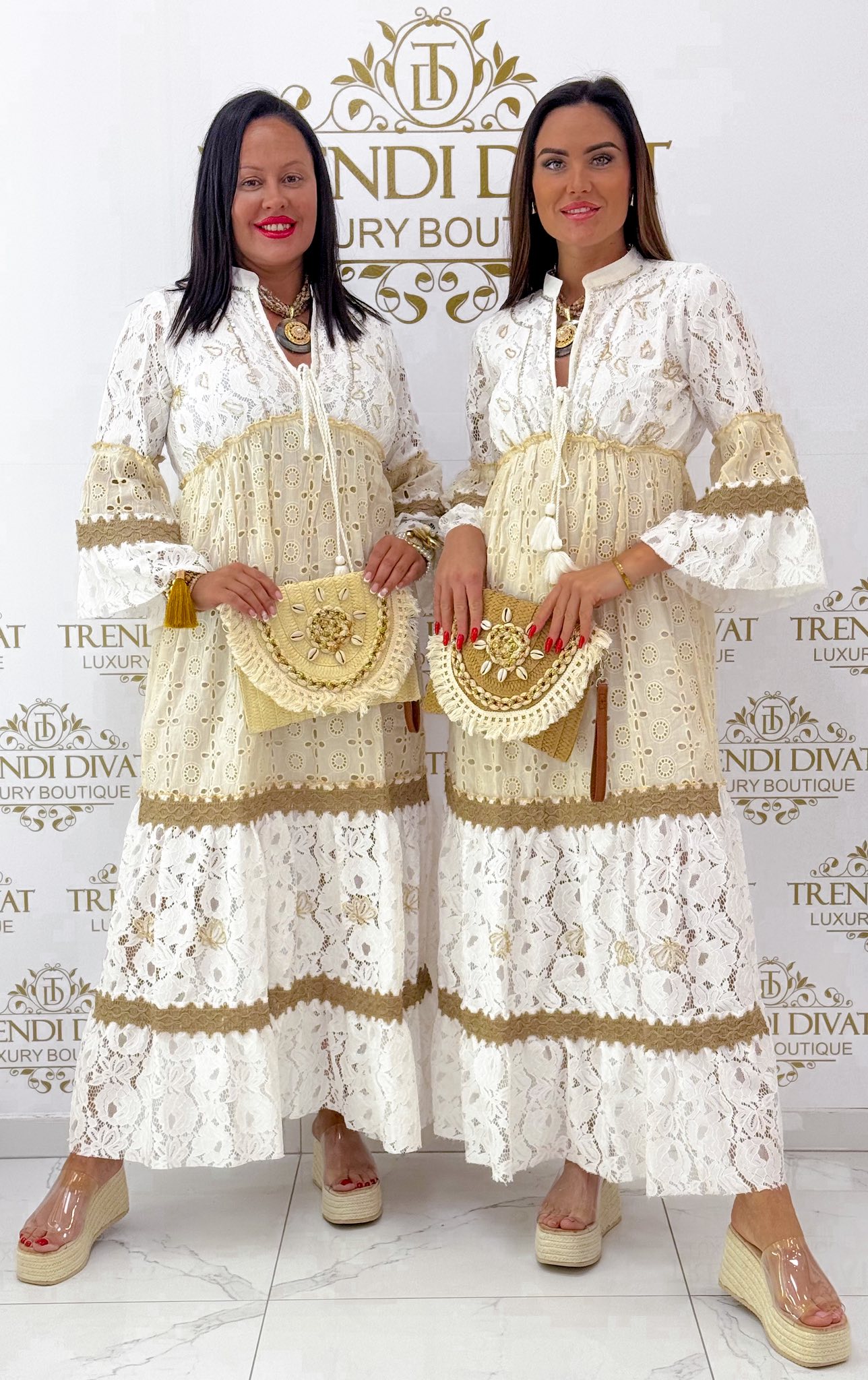 Tölcsér ujjú, madeira hímzett csipkés maxi ruha