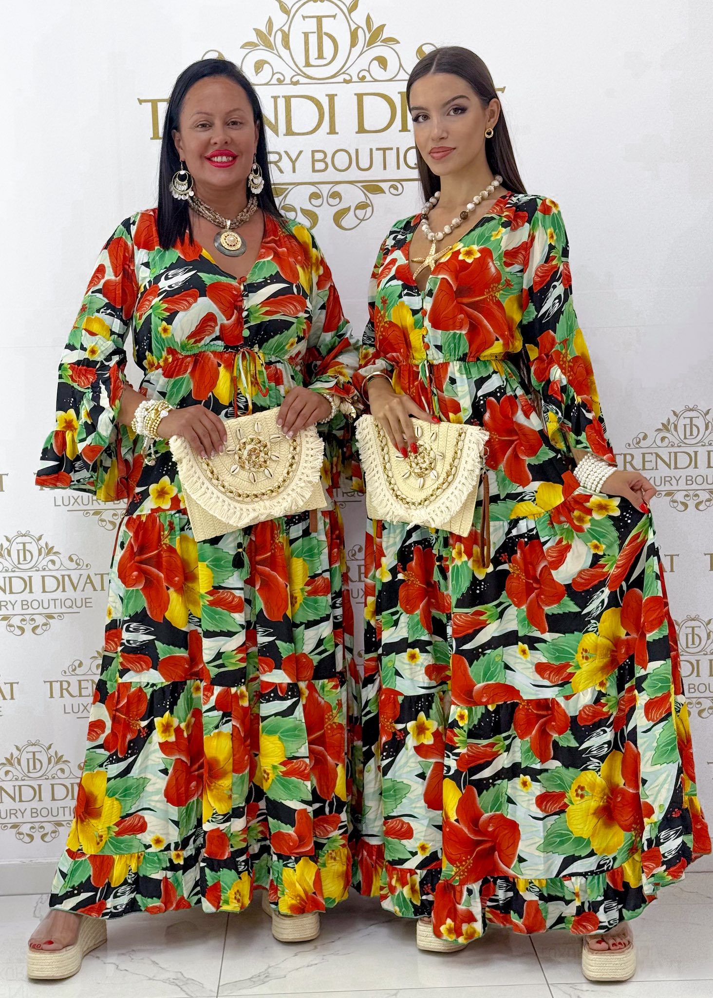 Gombos V-nyakú, mell alatt megkötős, liliom mintázatú, fodros maxi ruha