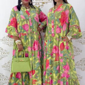 Gombos V-nyakú, zsebes, rózsaszín virág mintázatú fodros maxi ruha