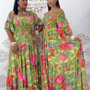 Mell résznél gumírozott, rózsaszín virág mintázatú, fodros maxi ruha