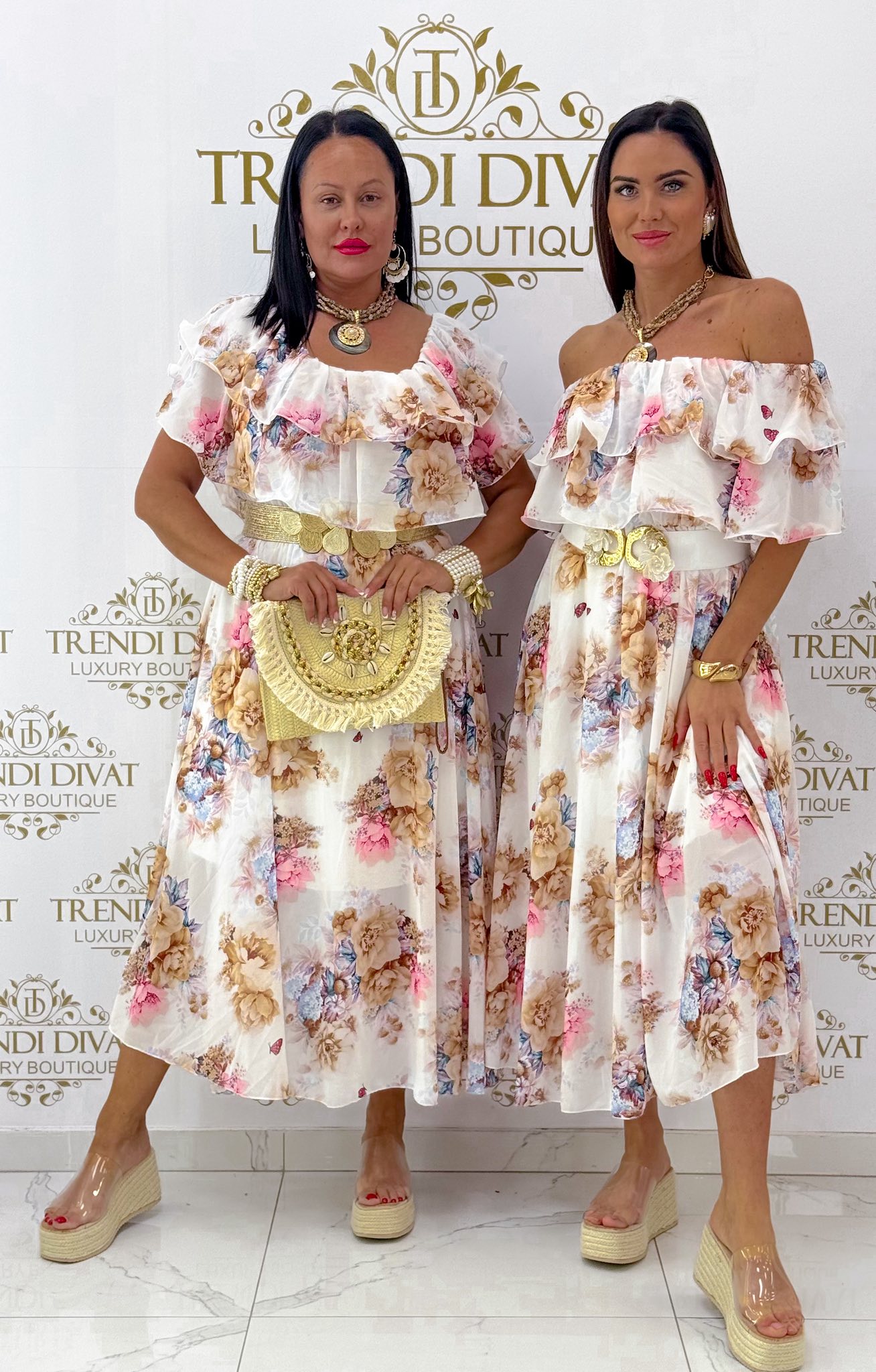 Csónak nyakú, felül fodros, virág mintázatú, muszlin anyagú maxi ruha