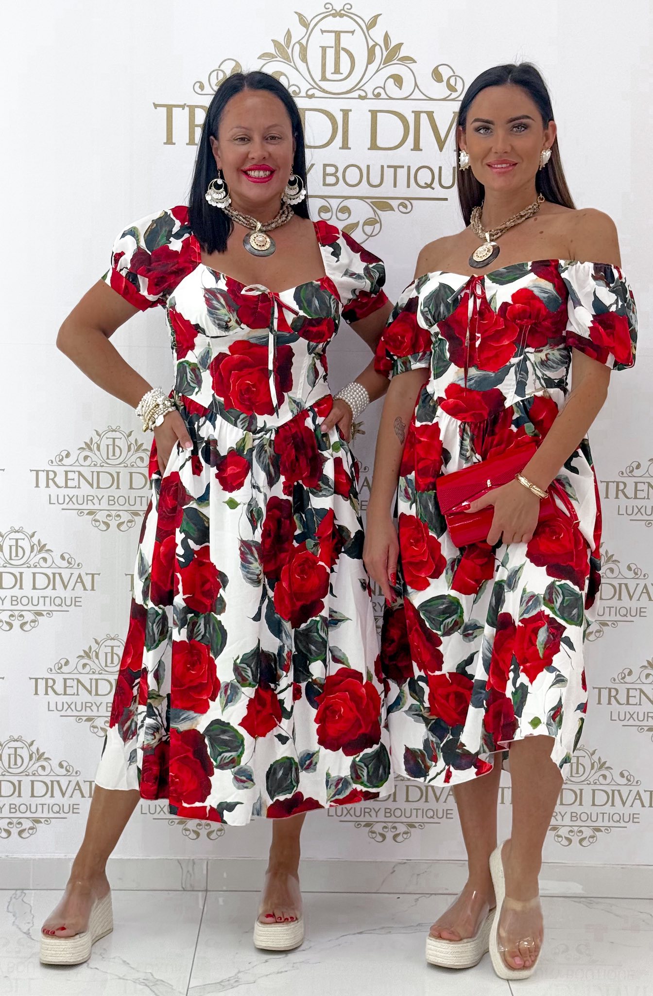 Puffos ujjú, különleges fazonú, rózsa mintás, zsebes midi ruha