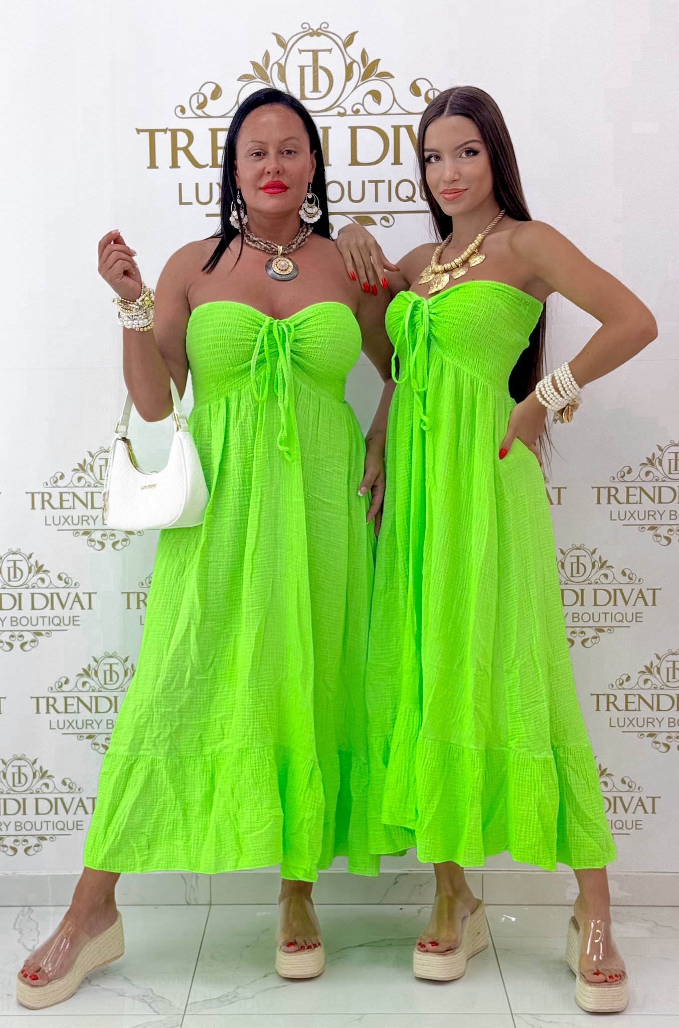 Lenge géz anyagú, mellnél gumírozott, fodros aljú ruha - Image 2