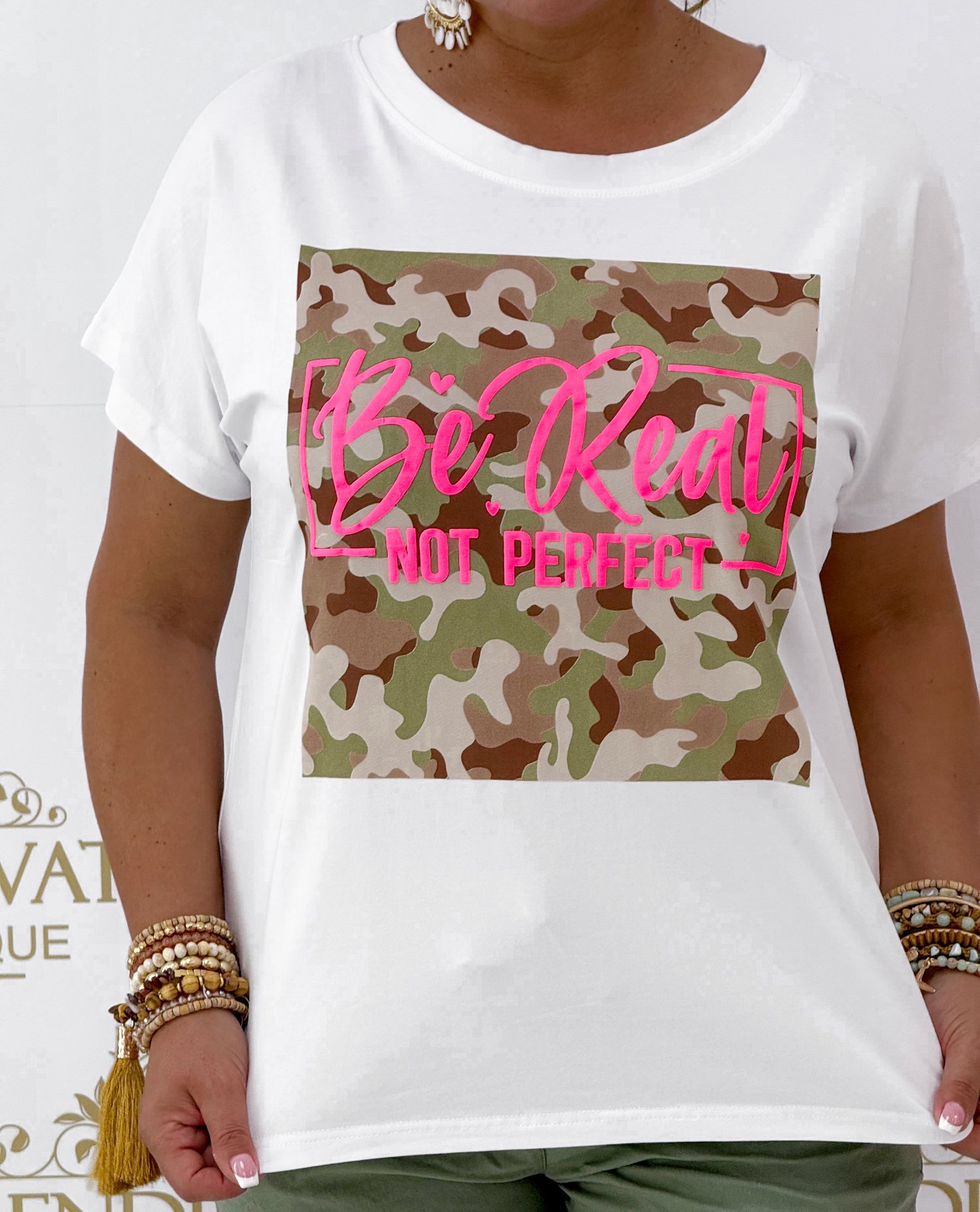 Plus size, „Be Real Not Perfect” feliratos, terepminta betétes felső - Image 11